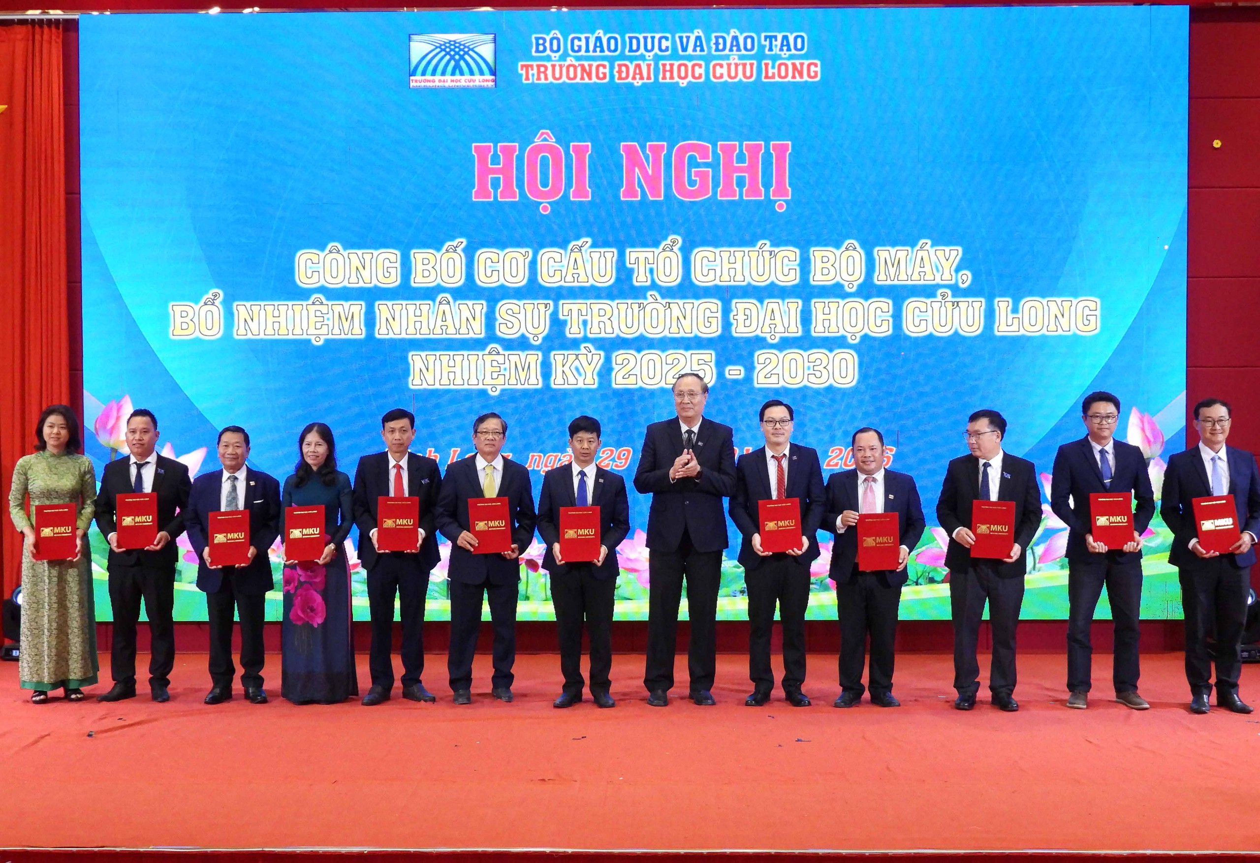 Trường ĐH Cửu Long tái bổ nhiệm và bổ nhiệm mới khoảng 168 cán bộ lãnh đạo - Ảnh 4.