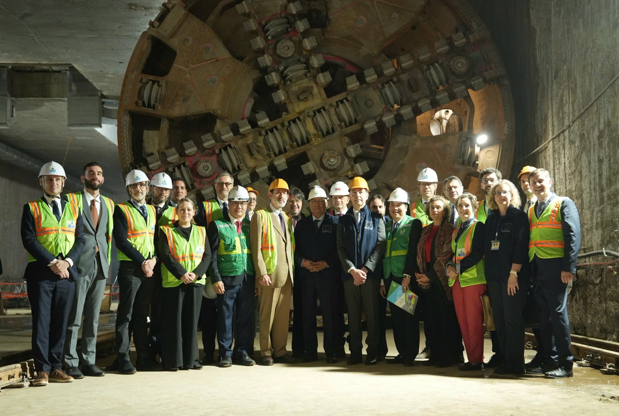 Chủ tịch Hội đồng châu Âu Antonio Costa thăm Văn Miếu - Quốc Tử Giám và tuyến metro số 3 - Ảnh 14.