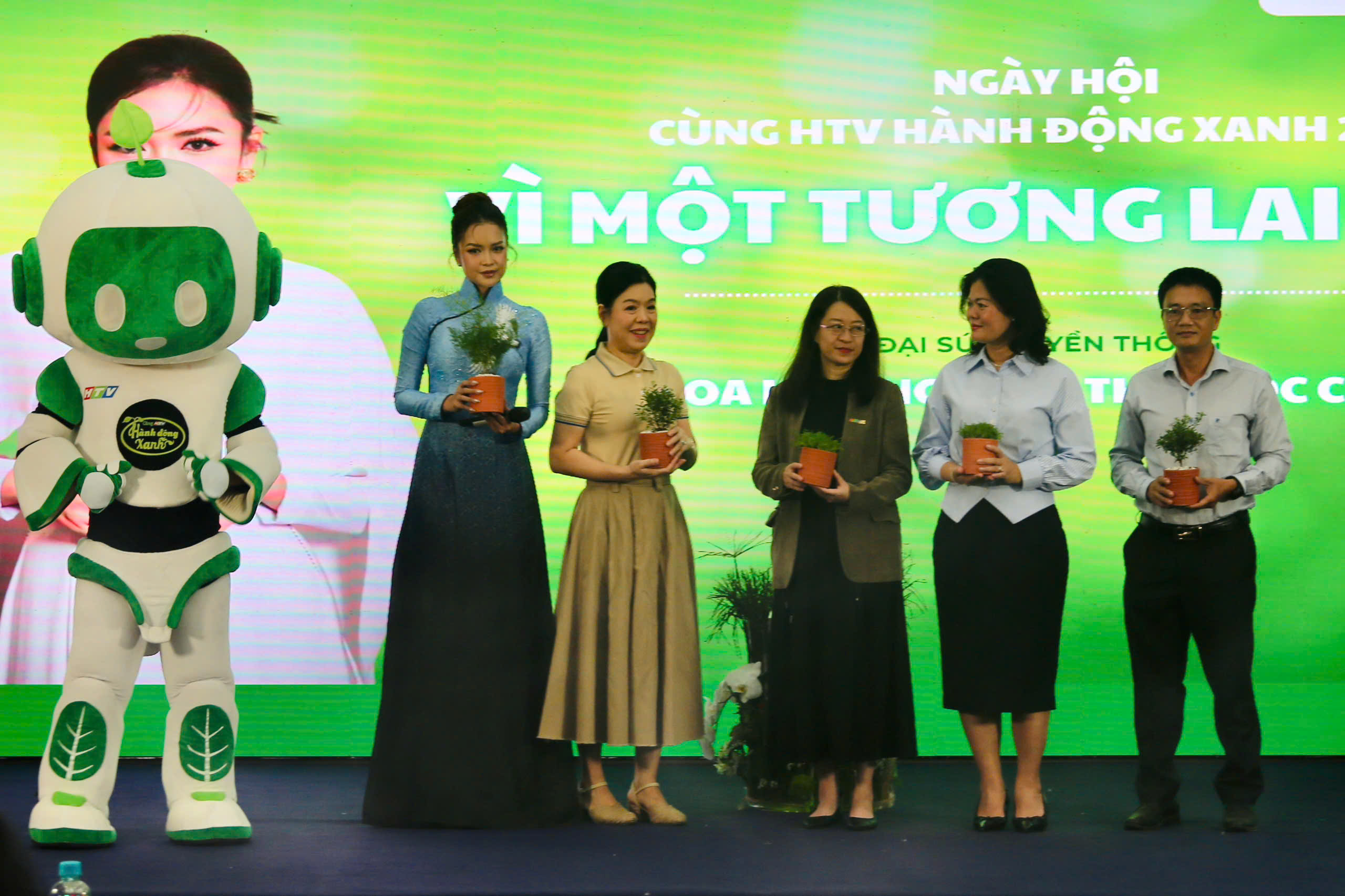 Hoa hậu Ngọc Ch&acirc;u đồng h&agrave;nh c&ugrave;ng HTV v&igrave; một tương lai xanh - Ảnh 1.