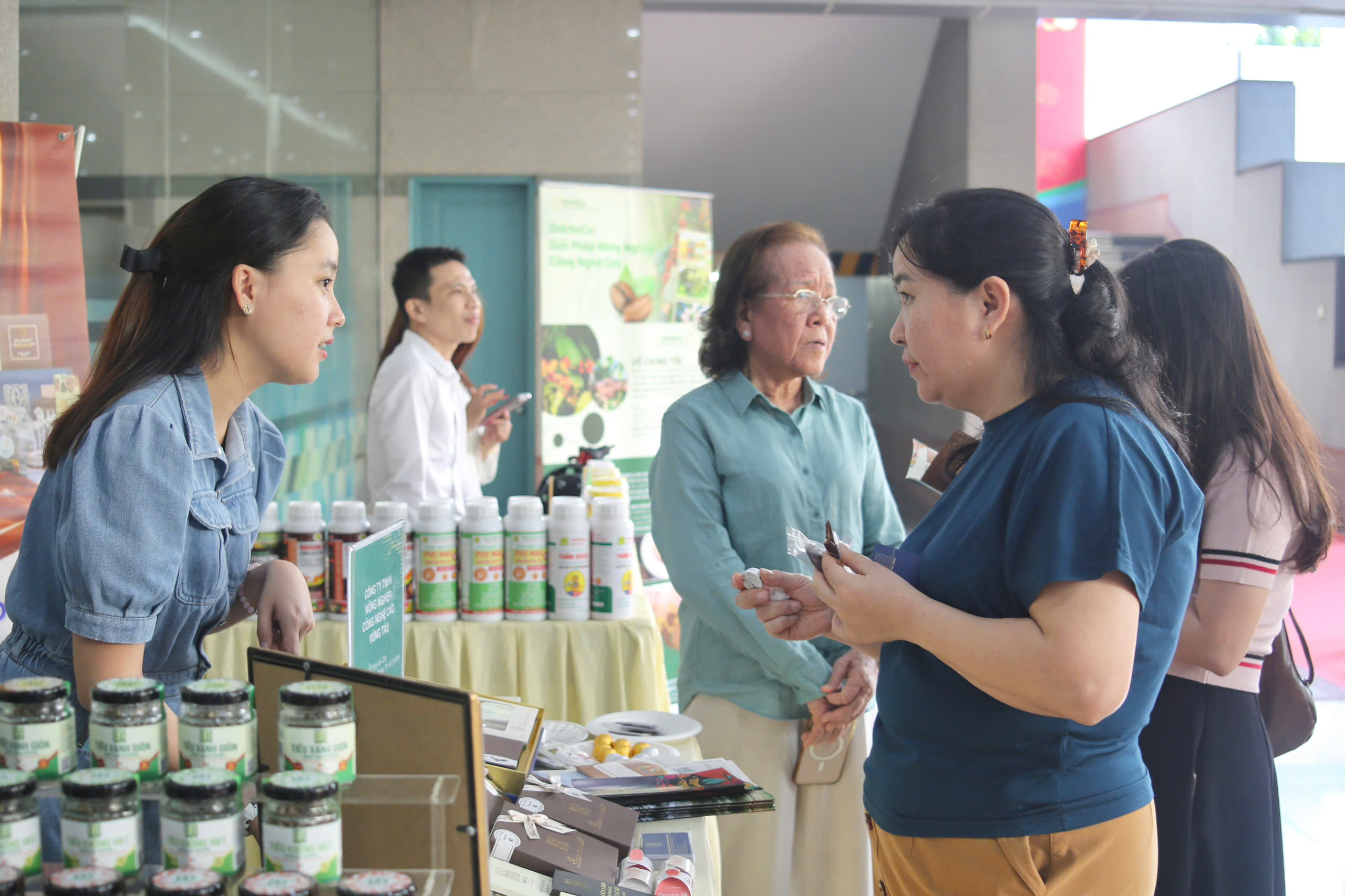 Hoa hậu Ngọc Ch&acirc;u đồng h&agrave;nh c&ugrave;ng HTV v&igrave; một tương lai xanh - Ảnh 7.