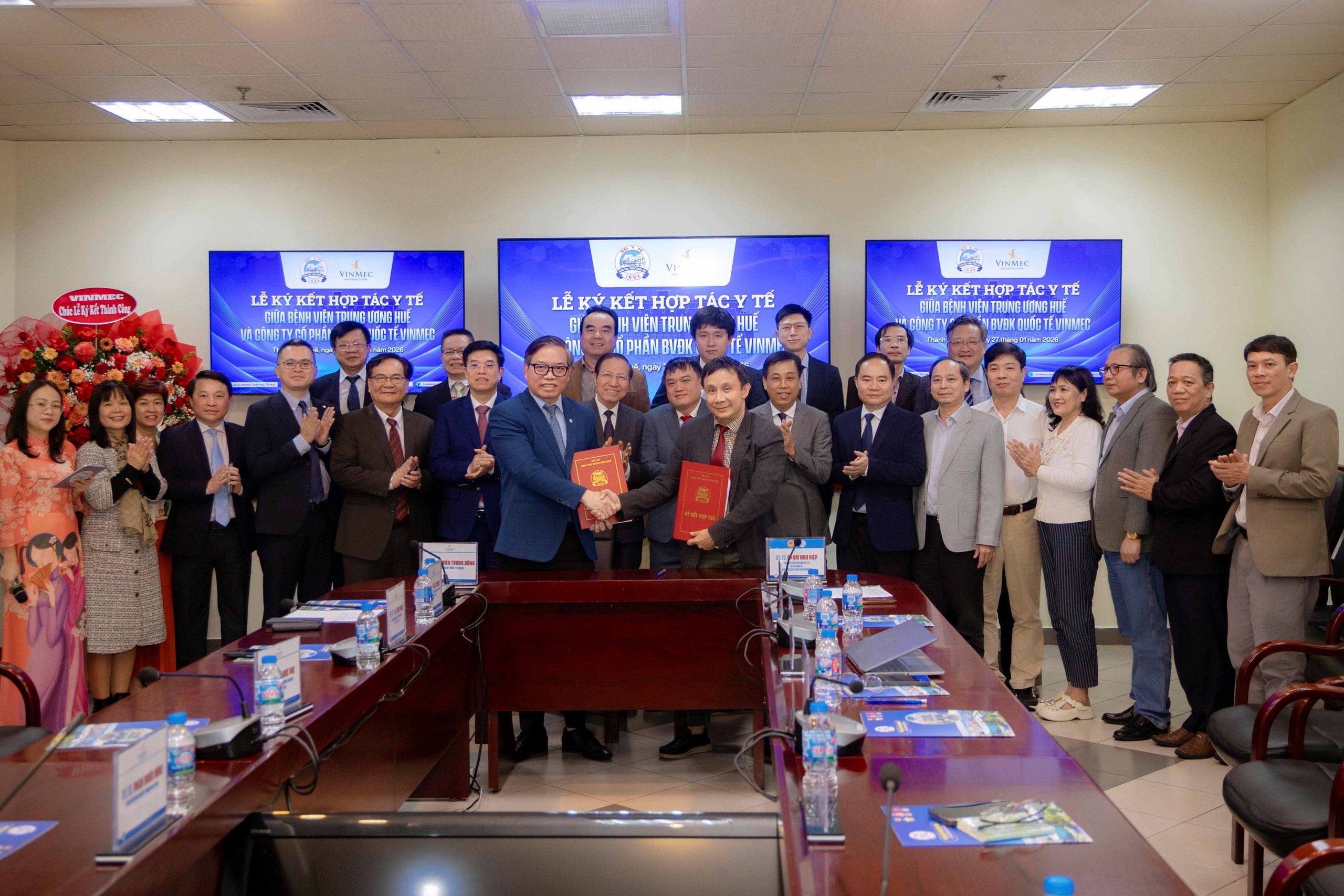 Vinmec ký kết hợp tác với Bệnh viện Trung ương Huế, nâng cao năng lực điều trị chuyên sâu - Ảnh 1.
