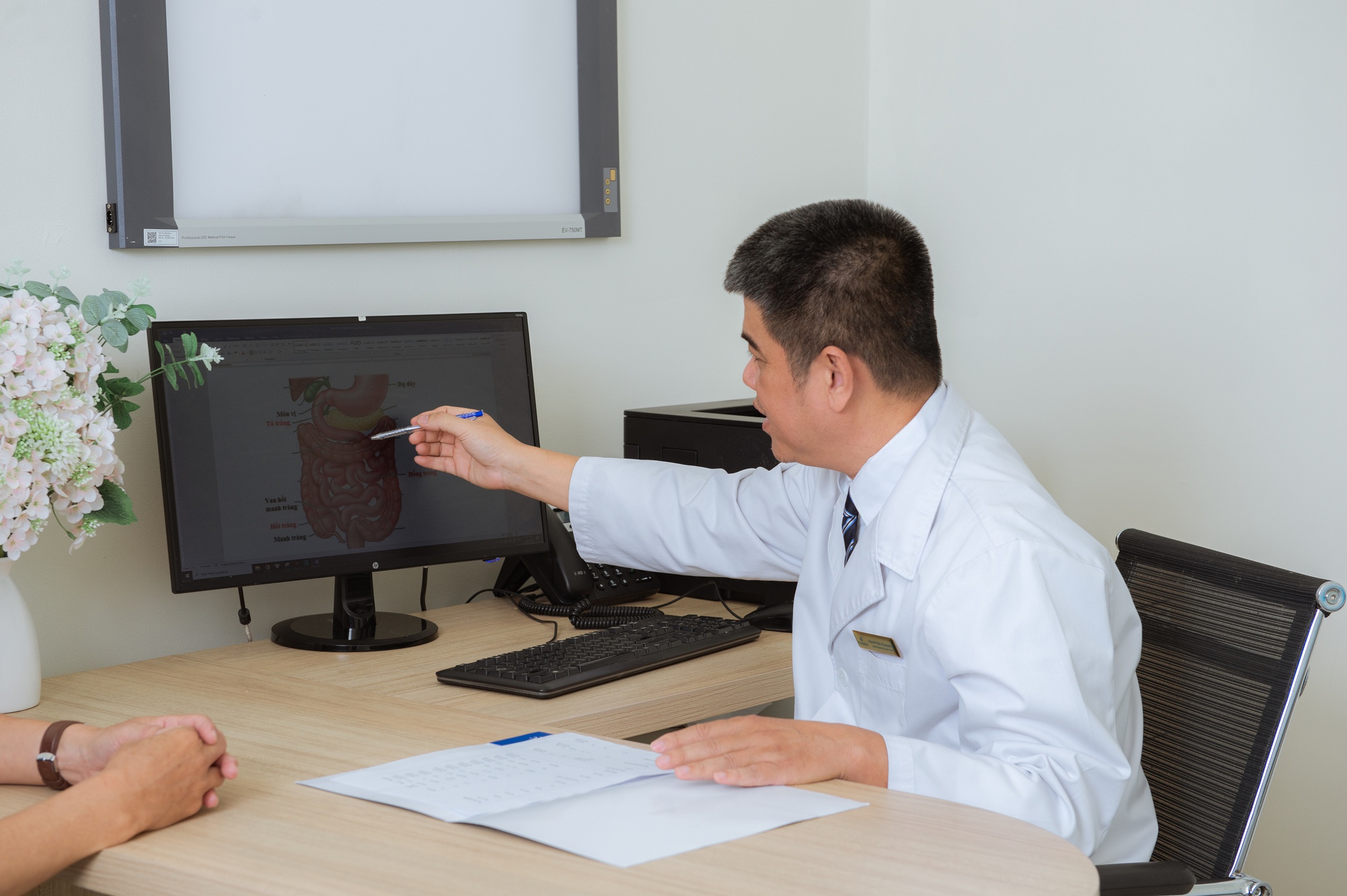 Vinmec Phú Quốc “giải cứu” bệnh nhân người Pháp khỏi 7 năm khổ sở vì rò hậu môn - Ảnh 1.
