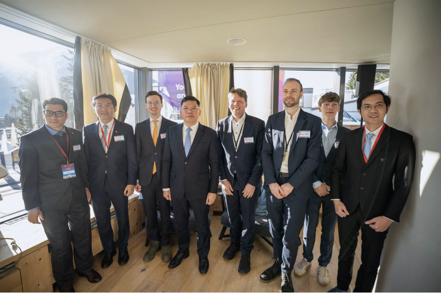 Cuộc gặp ở Davos h&eacute; lộ tham vọng mới của tập đo&agrave;n h&agrave;ng đầu thế giới của Đức tại TP HCM - Ảnh 1.