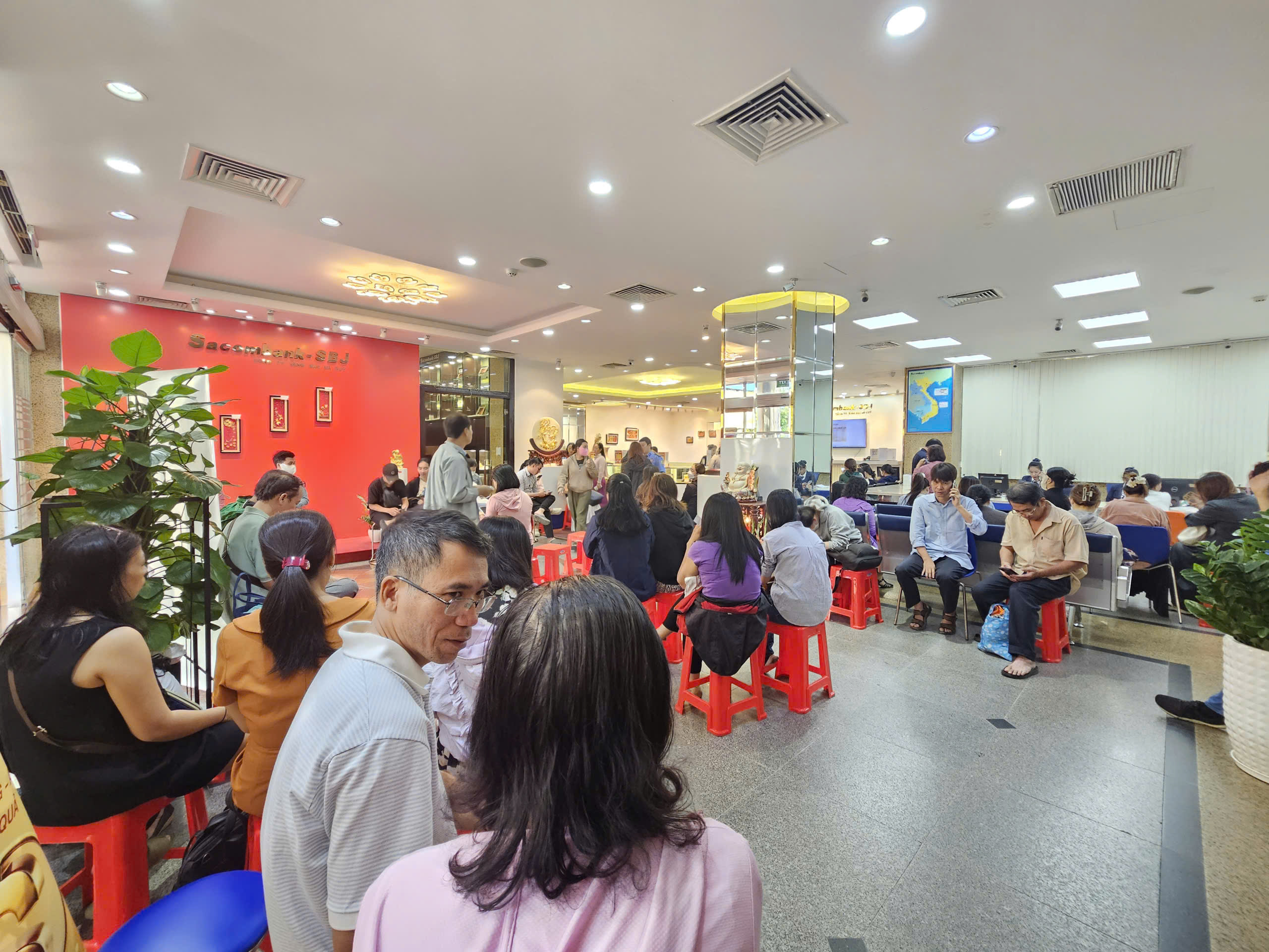 Gi&aacute; bạc h&ocirc;m nay 29 - 1: Tăng mạnh hơn 50 % trong một th&aacute;ng , người d&acirc;n xếp h&agrave;ng mua - Ảnh 2.