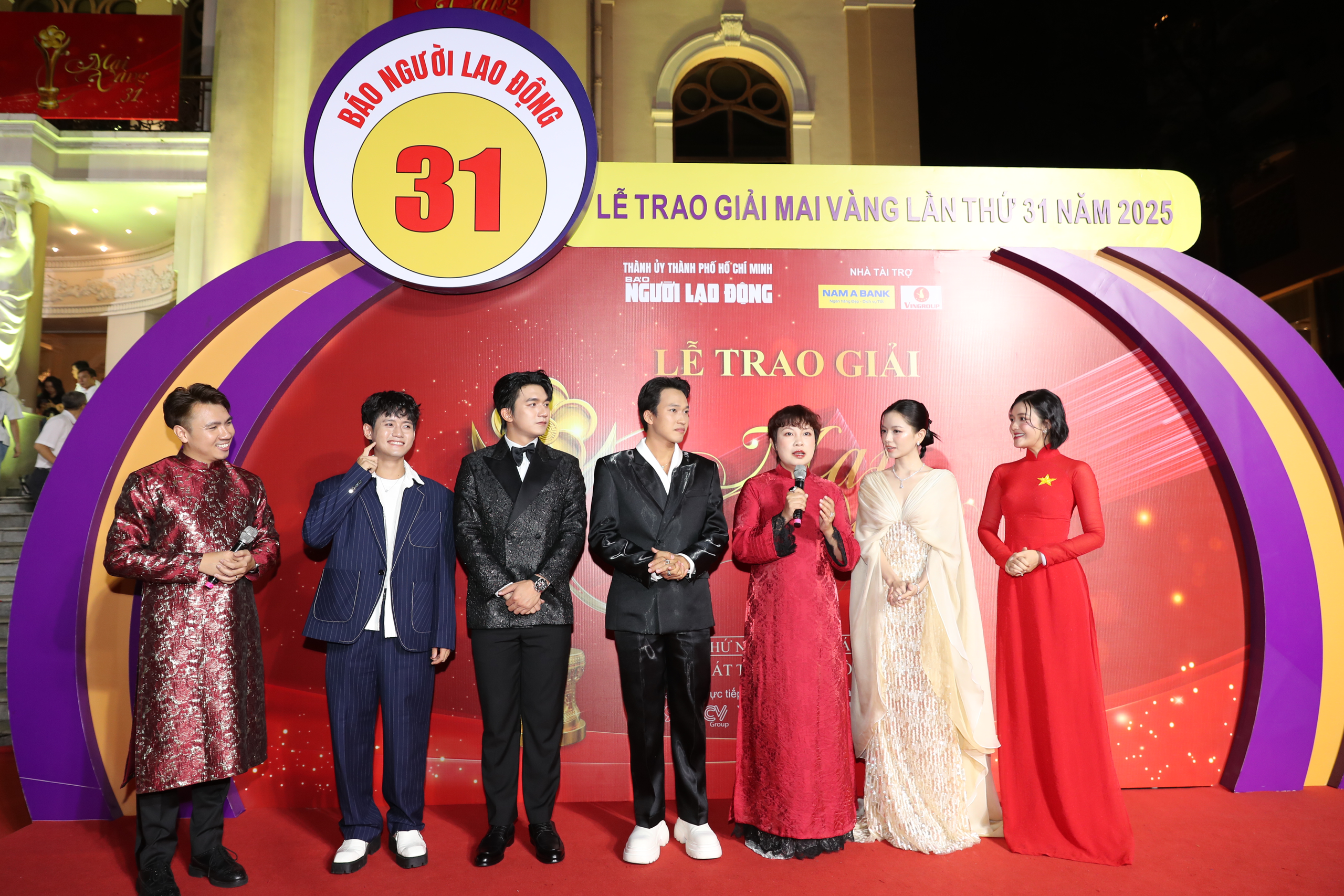 Thảm đỏ Mai Vàng lần thứ 31: Đoàn làm phim "Mưa đỏ" đến sớm - Ảnh 6.