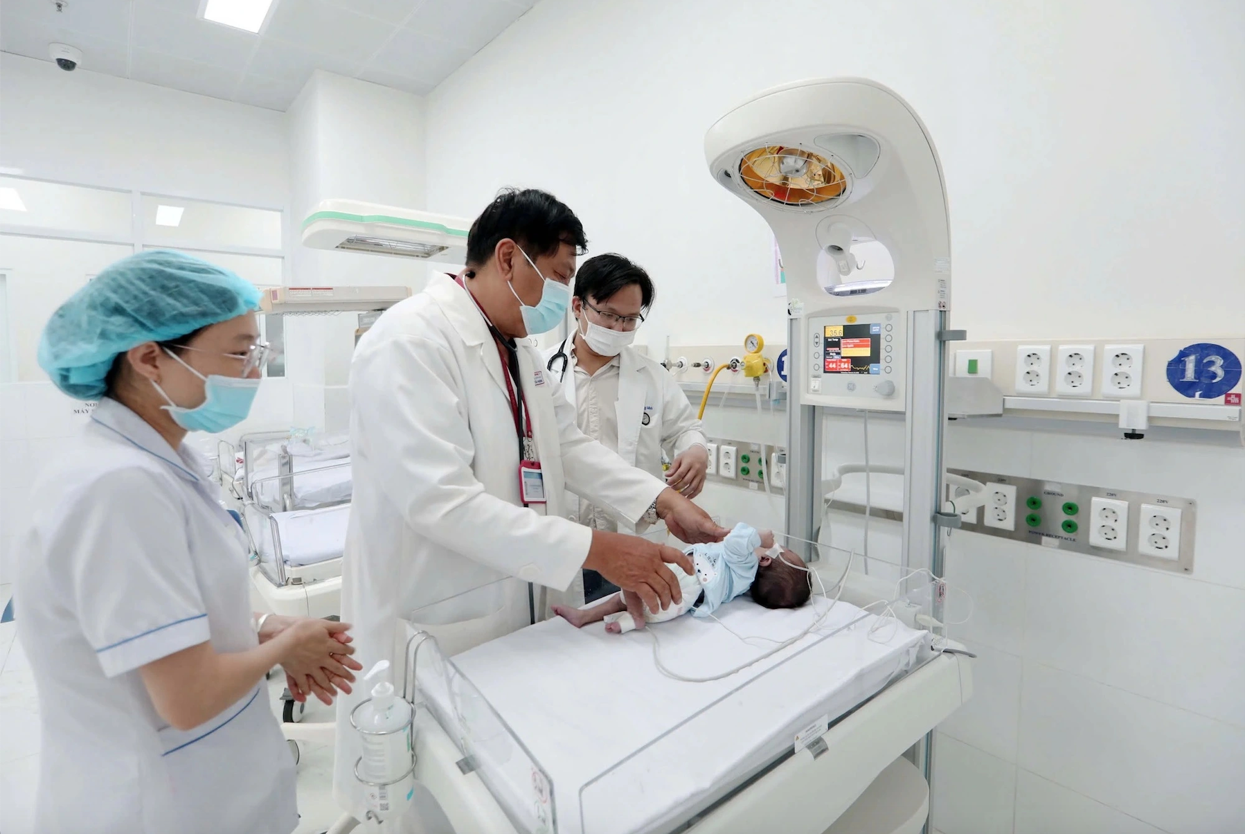 Sở Y tế TPHCM tuyển gần 100 c&ocirc;ng chức, nhiều vị tr&iacute; hấp dẫn - Ảnh 1.