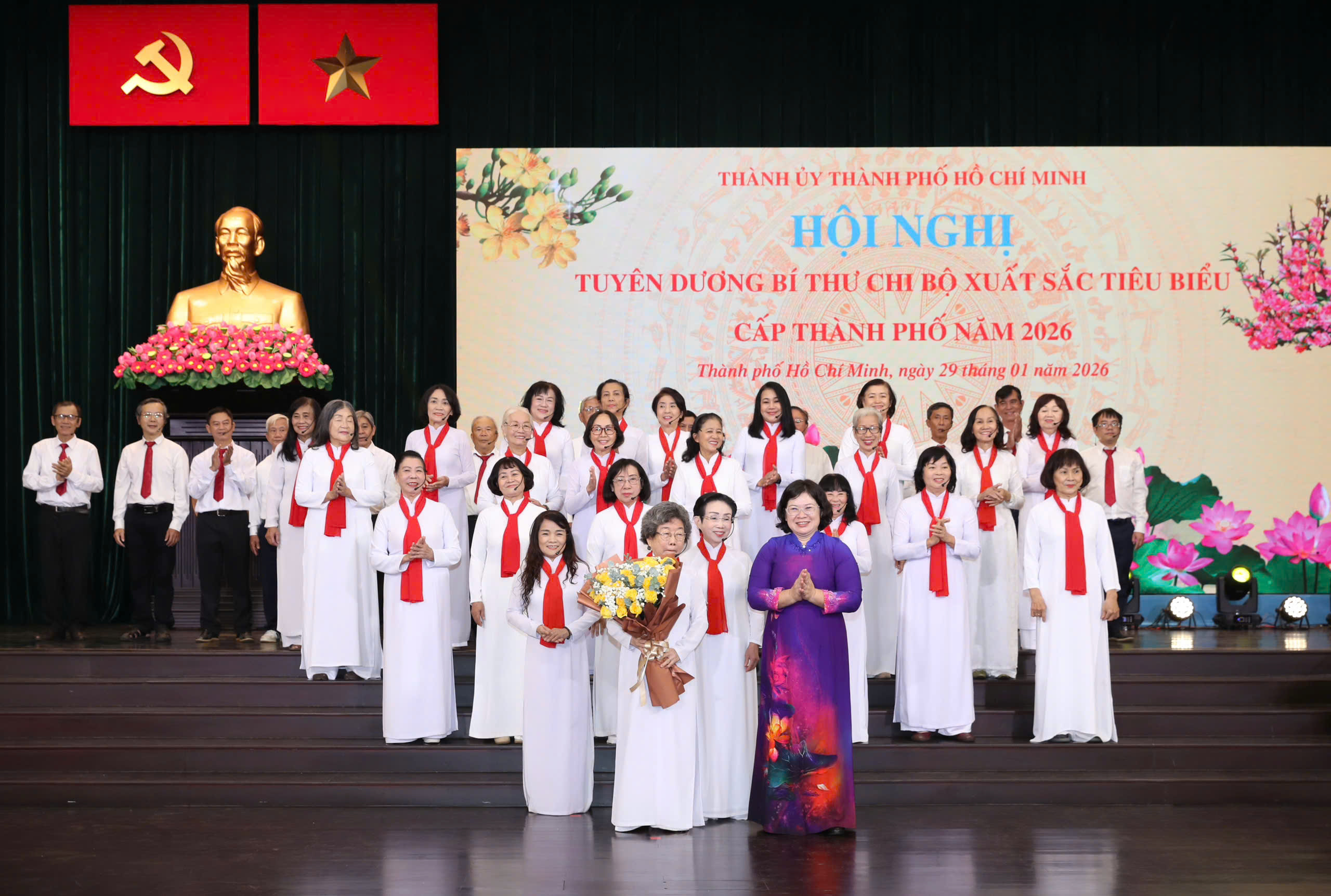 TPHCM tuyên dương 233 Bí thư Chi bộ xuất sắc tiêu biểu - Ảnh 8.