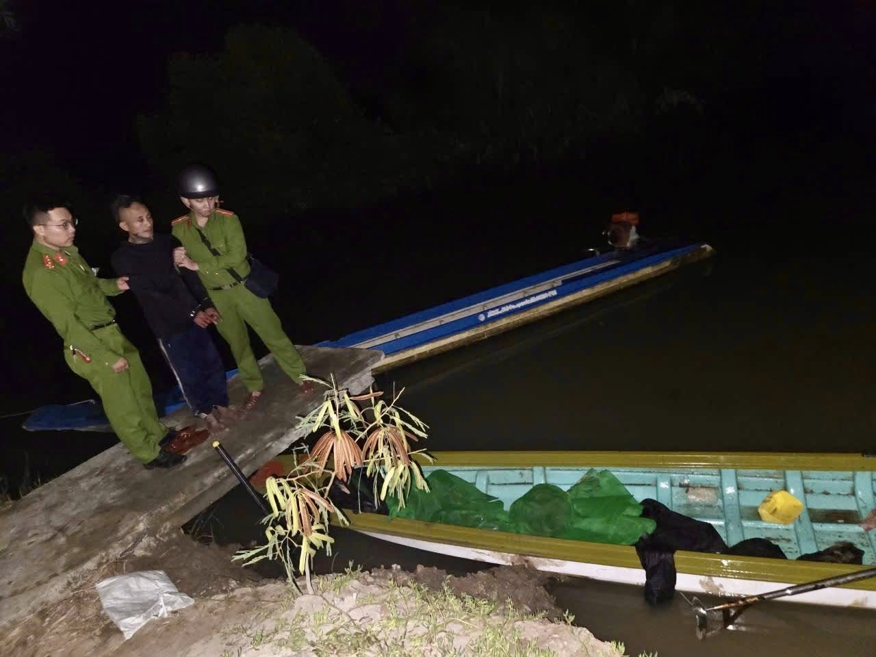 Bắt đối tượng trộm 4 con chồn và 1 con gà tại Tân Hưng , Tây Ninh - Ảnh 1.