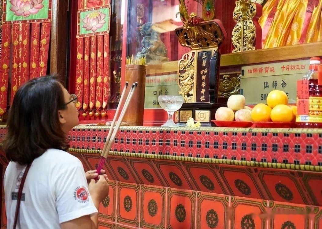 Vì sao giới trẻ Trung Quốc đổ xô đi chùa? - Ảnh 2.