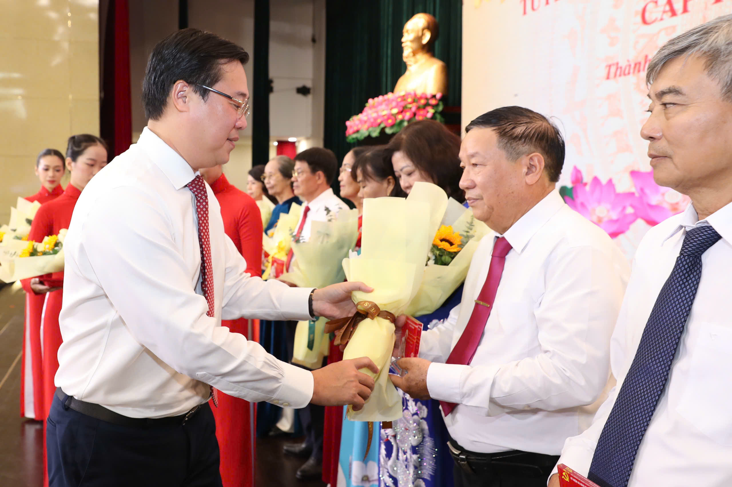 TPHCM tuyên dương 233 Bí thư Chi bộ xuất sắc tiêu biểu - Ảnh 3.