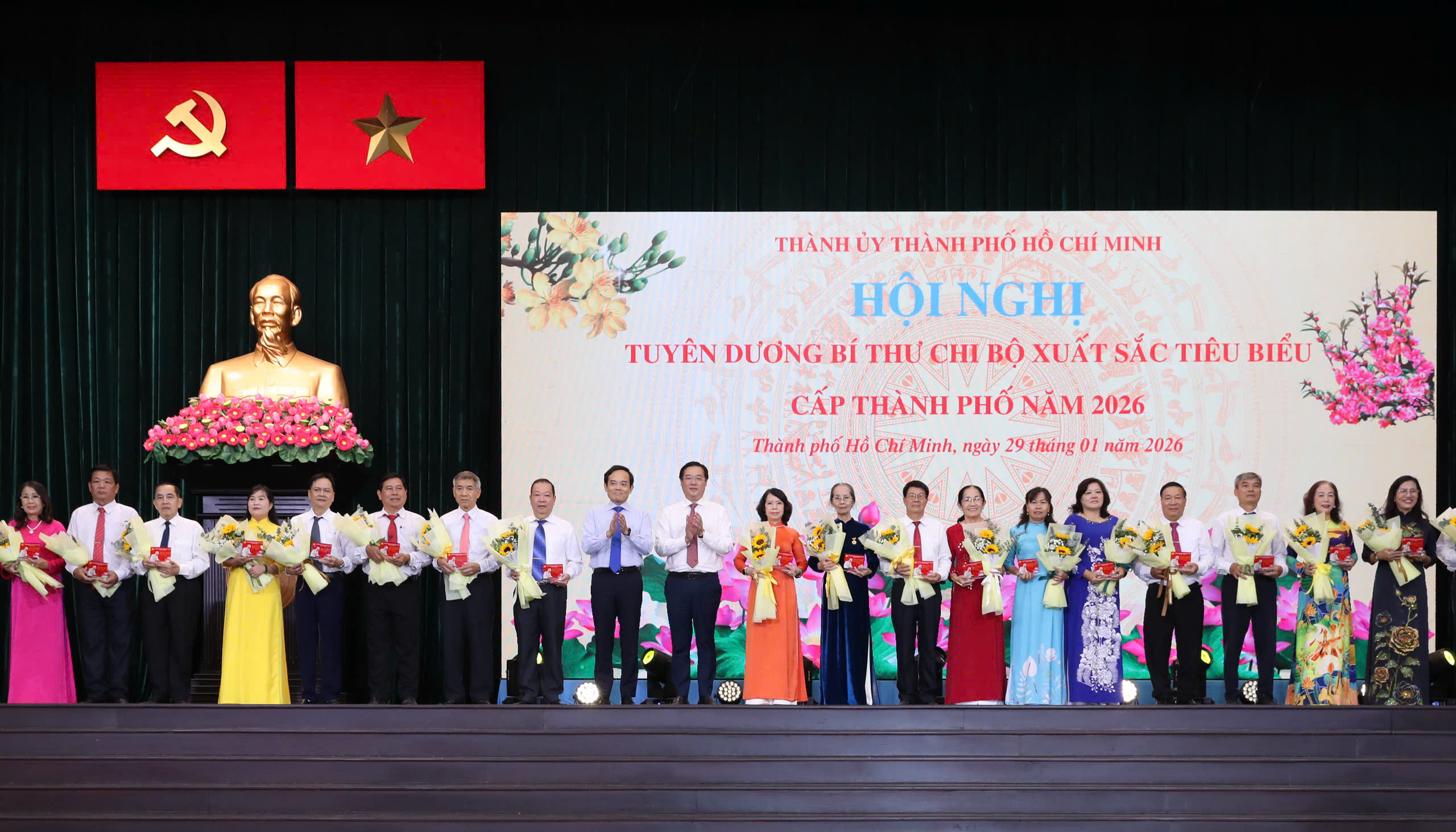 TPHCM tuyên dương 233 Bí thư Chi bộ xuất sắc tiêu biểu - Ảnh 1.
