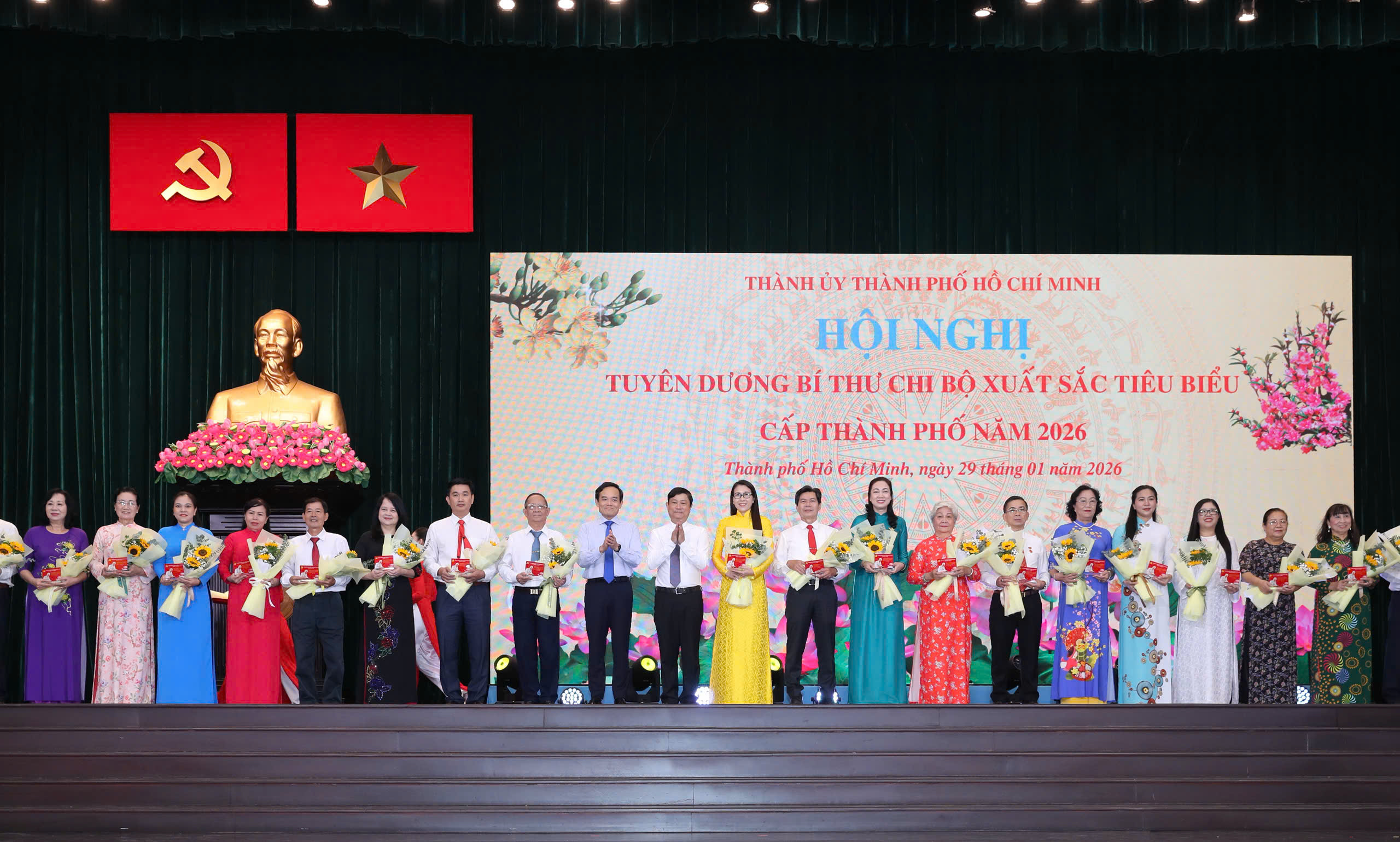 TPHCM tuyên dương 233 Bí thư Chi bộ xuất sắc tiêu biểu - Ảnh 4.