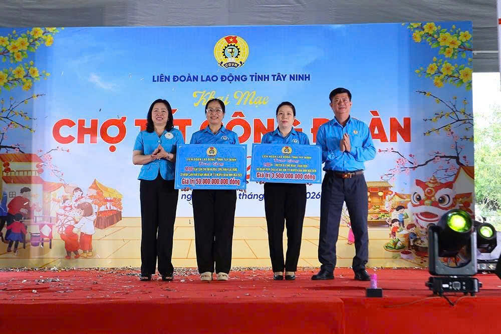 H&agrave;ng ng&agrave;n c&ocirc;ng nh&acirc;n ở T&acirc;y ninh x&uacute;c động khi nhận qu&agrave; v&agrave; v&eacute; xe về qu&ecirc; đ&oacute;n Tết - Ảnh 7.