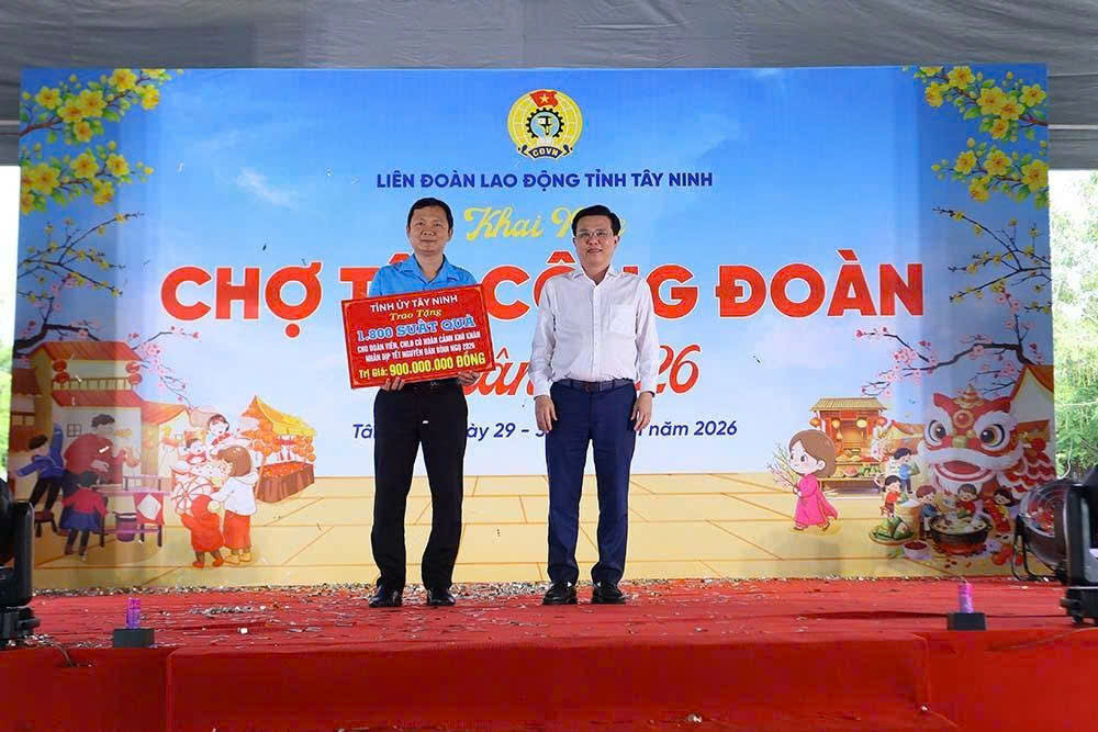 H&agrave;ng ng&agrave;n c&ocirc;ng nh&acirc;n ở T&acirc;y ninh x&uacute;c động khi nhận qu&agrave; v&agrave; v&eacute; xe về qu&ecirc; đ&oacute;n Tết - Ảnh 8.
