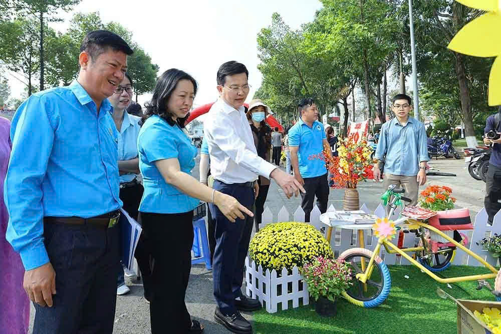 H&agrave;ng ng&agrave;n c&ocirc;ng nh&acirc;n ở T&acirc;y ninh x&uacute;c động khi nhận qu&agrave; v&agrave; v&eacute; xe về qu&ecirc; đ&oacute;n Tết - Ảnh 1.