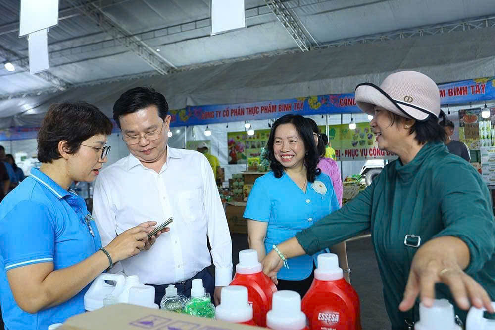 H&agrave;ng ng&agrave;n c&ocirc;ng nh&acirc;n ở T&acirc;y ninh x&uacute;c động khi nhận qu&agrave; v&agrave; v&eacute; xe về qu&ecirc; đ&oacute;n Tết - Ảnh 2.