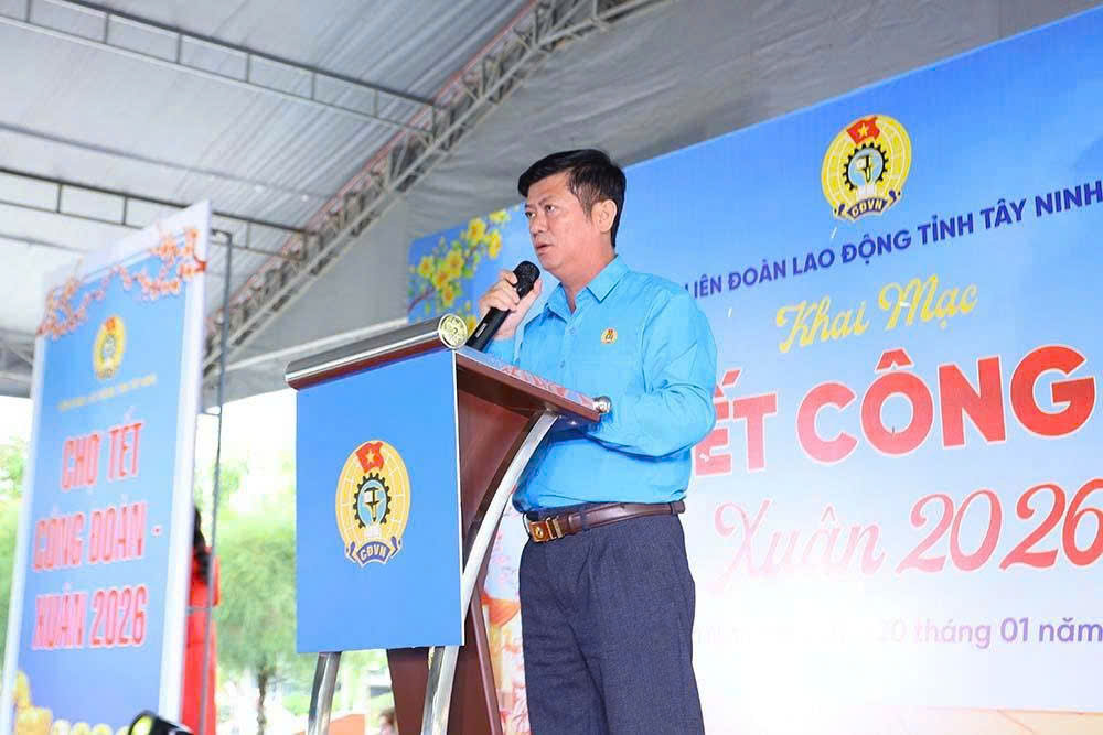 H&agrave;ng ng&agrave;n c&ocirc;ng nh&acirc;n ở T&acirc;y ninh x&uacute;c động khi nhận qu&agrave; v&agrave; v&eacute; xe về qu&ecirc; đ&oacute;n Tết - Ảnh 5.
