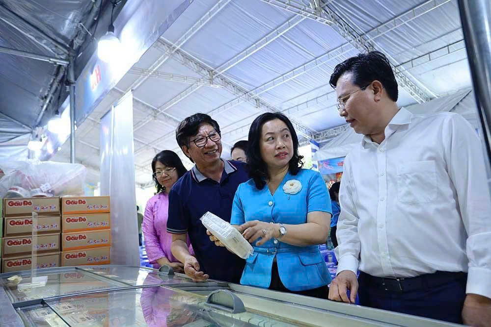 H&agrave;ng ng&agrave;n c&ocirc;ng nh&acirc;n ở T&acirc;y ninh x&uacute;c động khi nhận qu&agrave; v&agrave; v&eacute; xe về qu&ecirc; đ&oacute;n Tết - Ảnh 4.