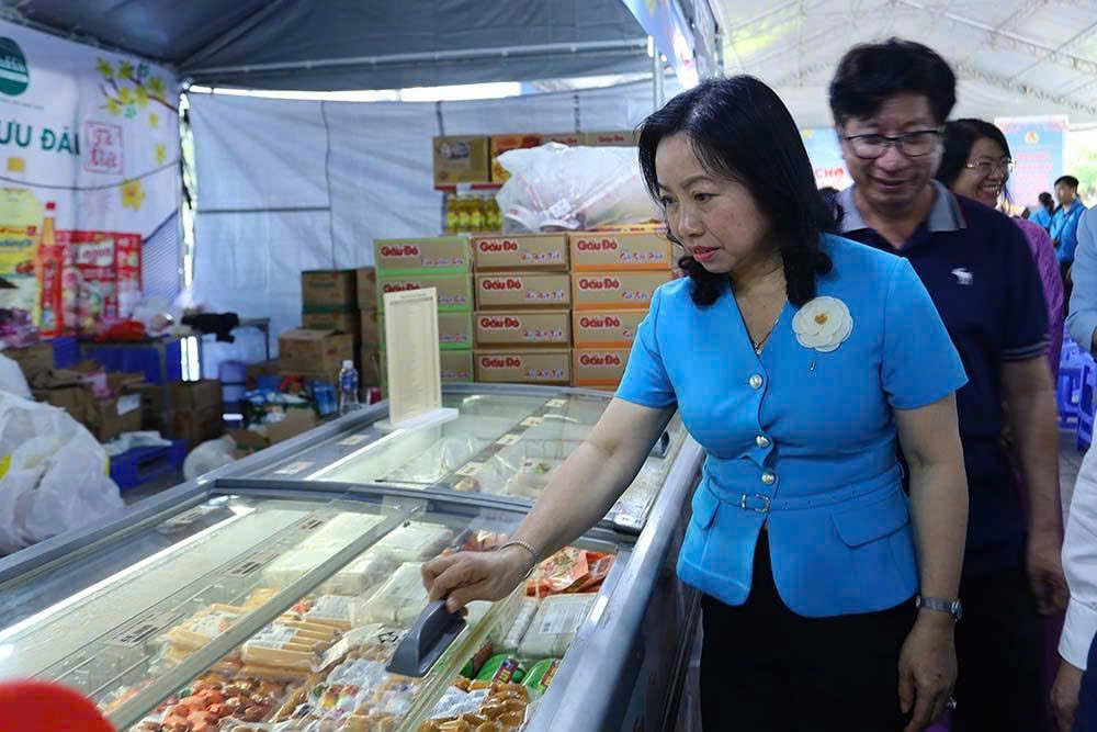 H&agrave;ng ng&agrave;n c&ocirc;ng nh&acirc;n ở T&acirc;y ninh x&uacute;c động khi nhận qu&agrave; v&agrave; v&eacute; xe về qu&ecirc; đ&oacute;n Tết - Ảnh 3.