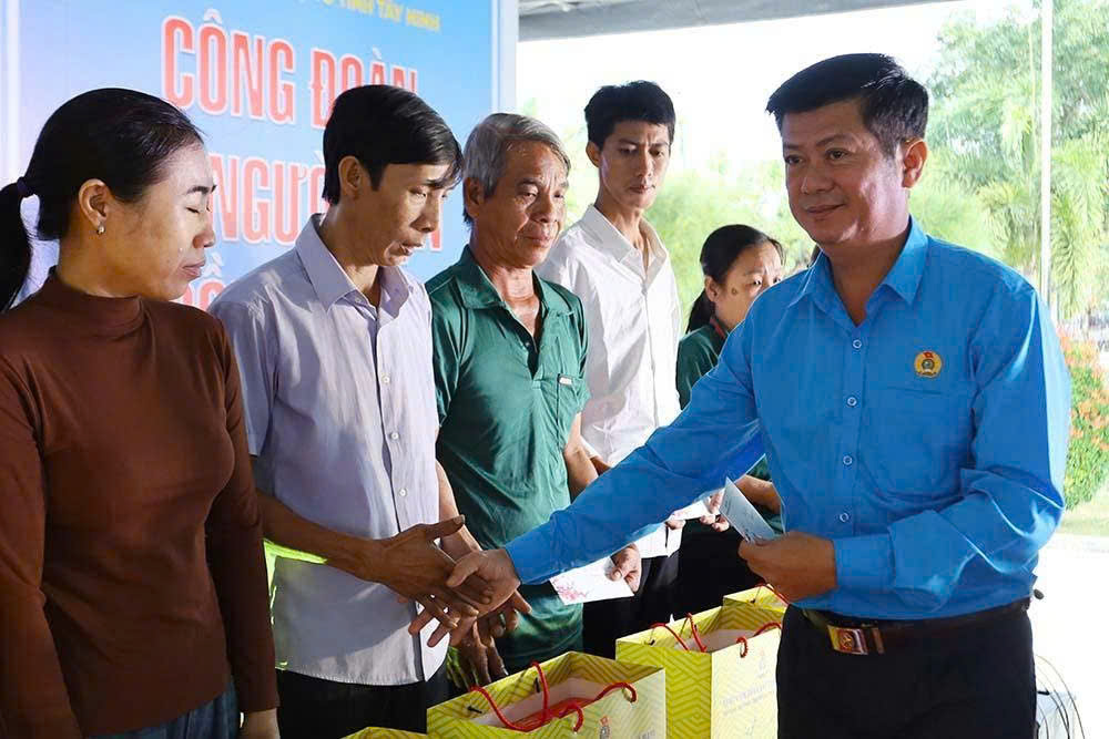 H&agrave;ng ng&agrave;n c&ocirc;ng nh&acirc;n ở T&acirc;y ninh x&uacute;c động khi nhận qu&agrave; v&agrave; v&eacute; xe về qu&ecirc; đ&oacute;n Tết - Ảnh 10.