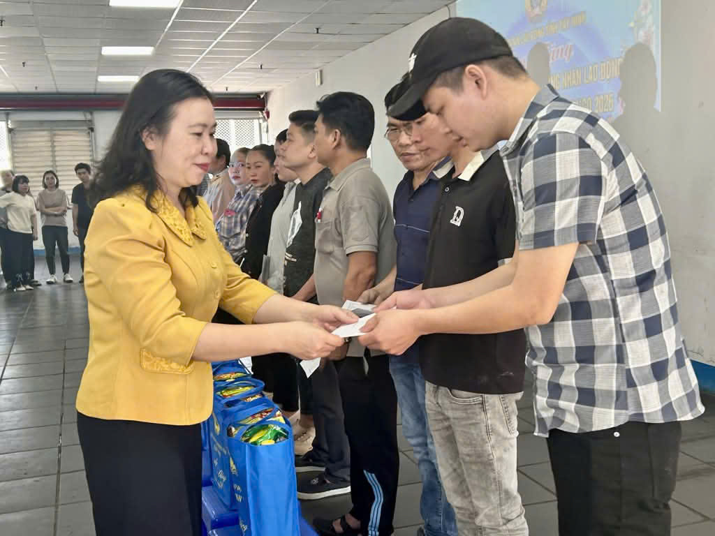 H&agrave;ng ng&agrave;n c&ocirc;ng nh&acirc;n ở T&acirc;y ninh x&uacute;c động khi nhận qu&agrave; v&agrave; v&eacute; xe về qu&ecirc; đ&oacute;n Tết - Ảnh 11.