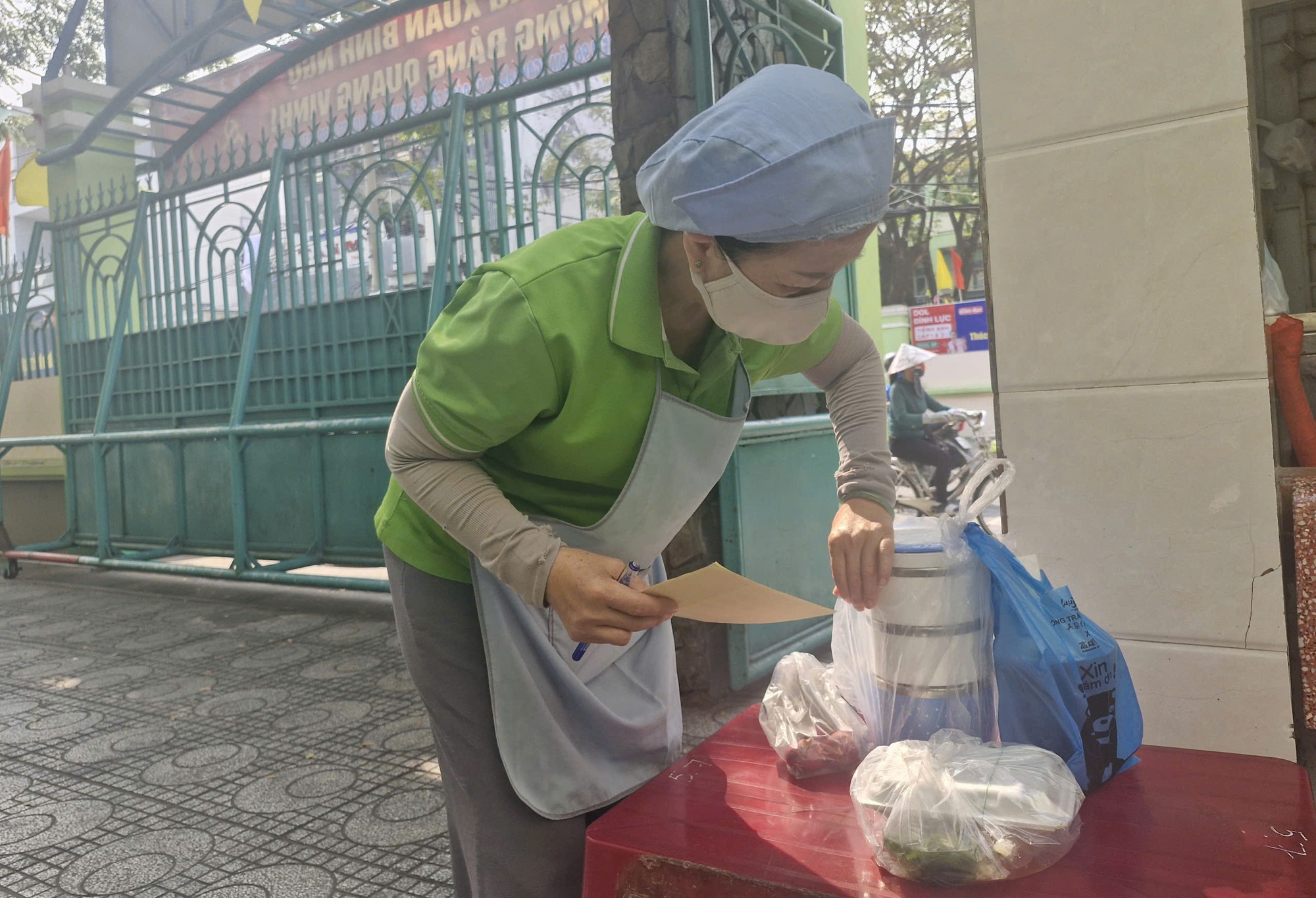 NÓNG: TPHCM tổ chức kiểm tra 317 cơ sở cung cấp suất ăn bán trú cho trường học - Ảnh 1.