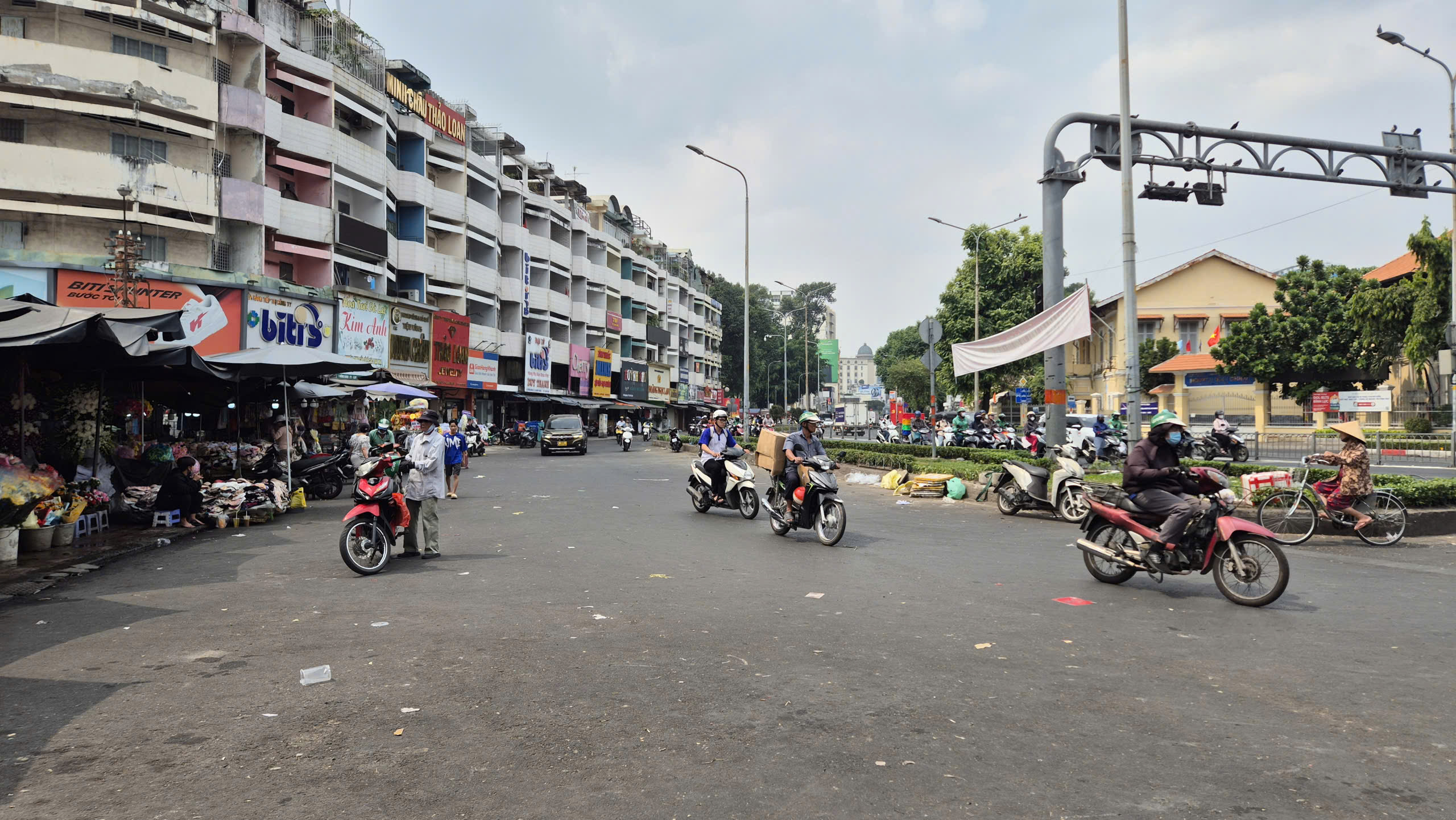 TP HCM: Vỉa h&egrave; trước chợ B&agrave; Chiểu th&ocirc;ng tho&aacute;ng, nhiều nơi kh&aacute;c vẫn &ldquo;đứng im&rdquo;  - Ảnh 2.