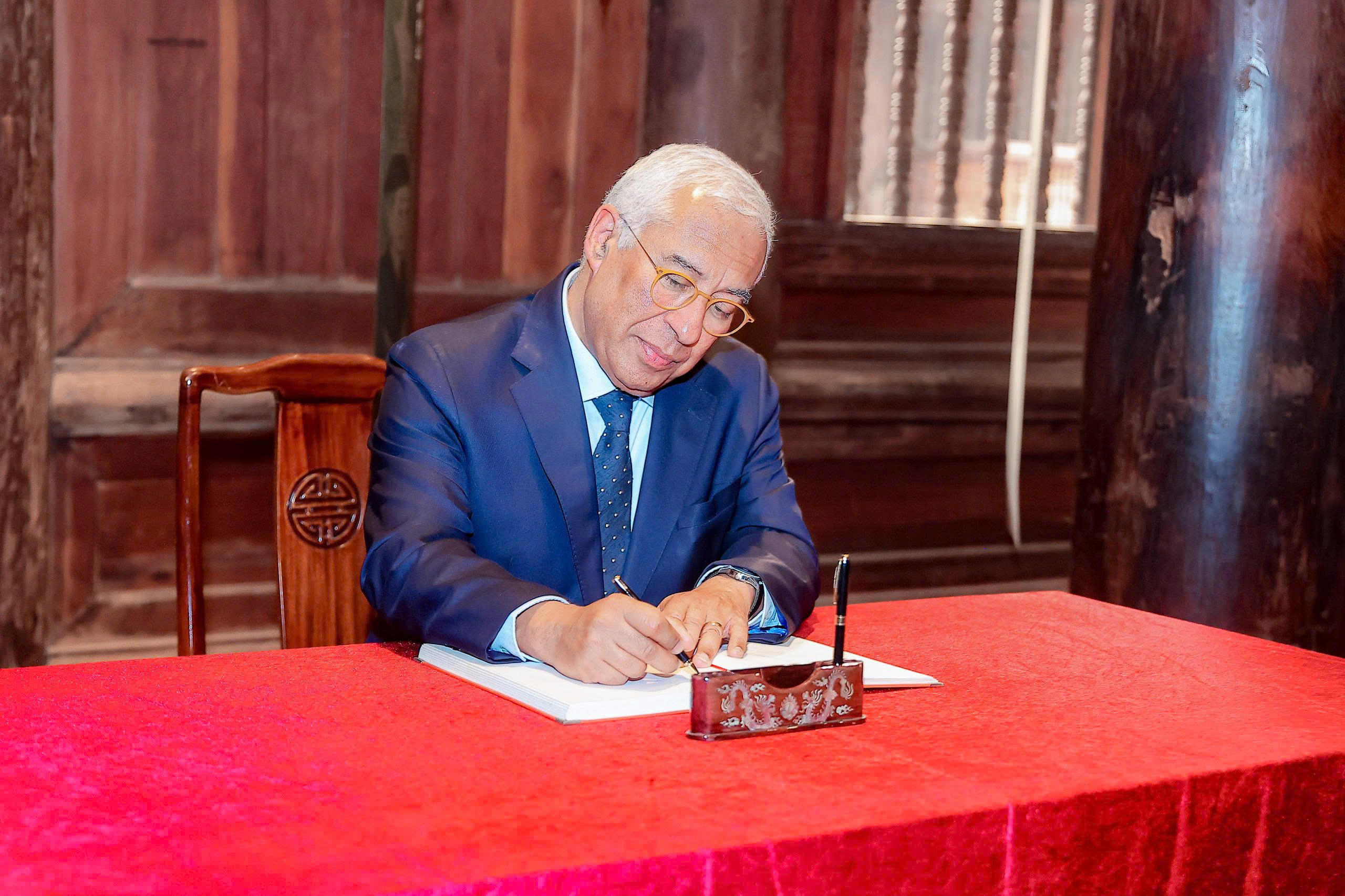 Chủ tịch Hội đồng châu Âu Antonio Costa thăm Văn Miếu - Quốc Tử Giám và tuyến metro số 3 - Ảnh 10.
