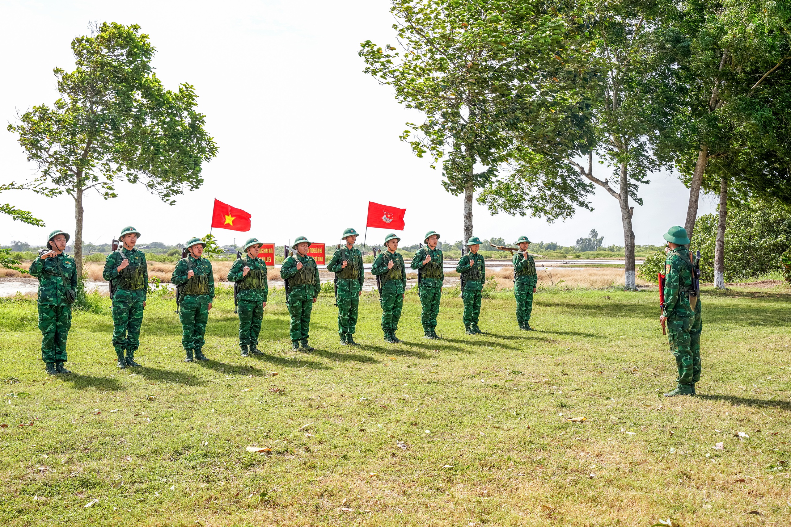 Bình yên cửa biển Hàm Luông - Ảnh 1.