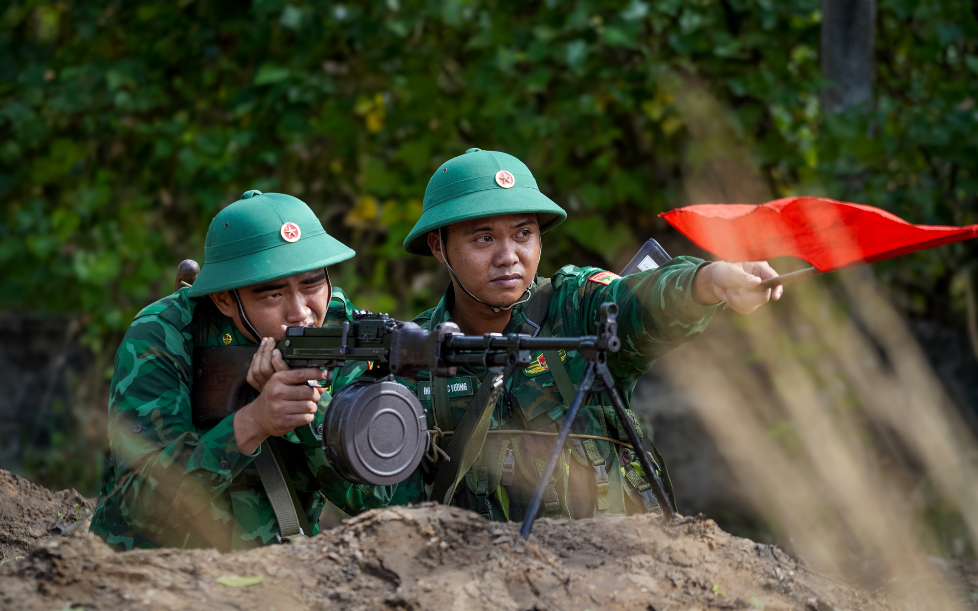 "Thiêng liêng cờ Tổ quốc": Bình yên cửa biển Hàm Luông