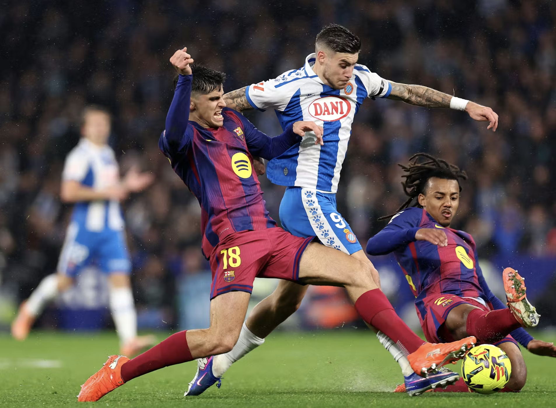 Siêu dự bị lập công, Barcelona thắng tưng bừng trận derby Catalunya - Ảnh 1.