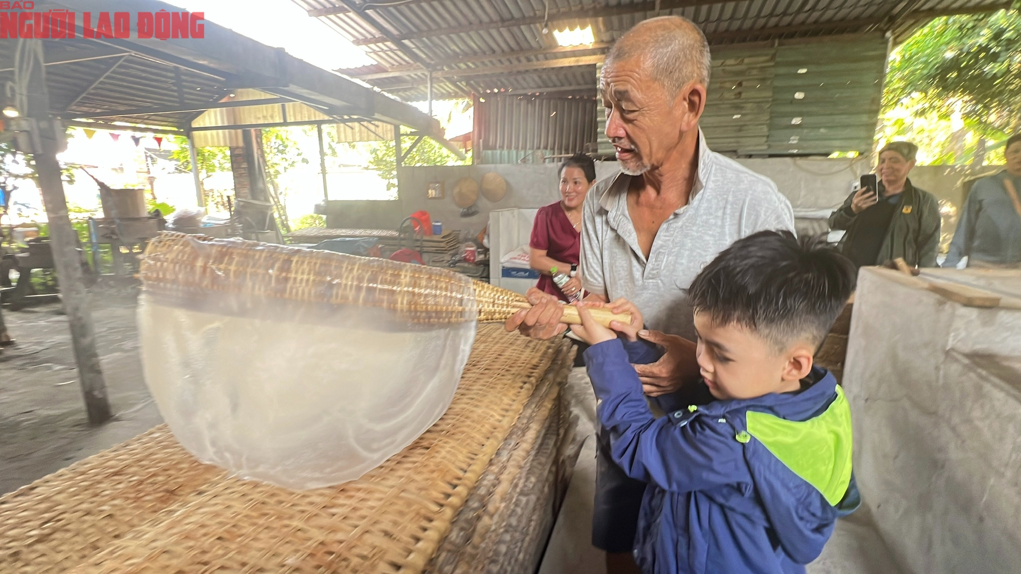 Cần Thơ: Kh&aacute;ch T&acirc;y th&iacute;ch th&uacute; khi trải nghiệm tự tay v&agrave;o bếp - Ảnh 8.