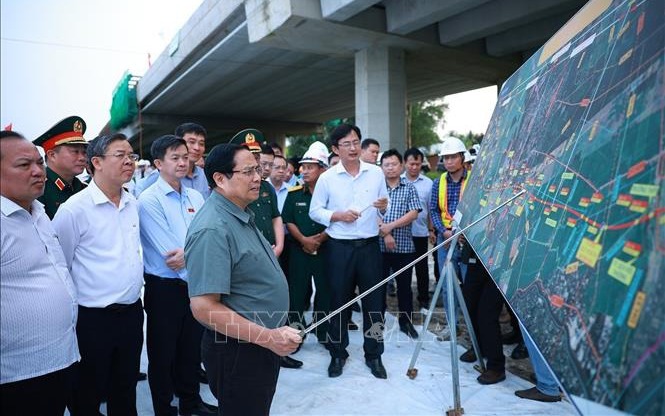Thủ tướng yêu cầu "thần tốc, táo bạo hơn nữa" đẩy nhanh tiến độ các dự án chào mừng Đại hội XIV