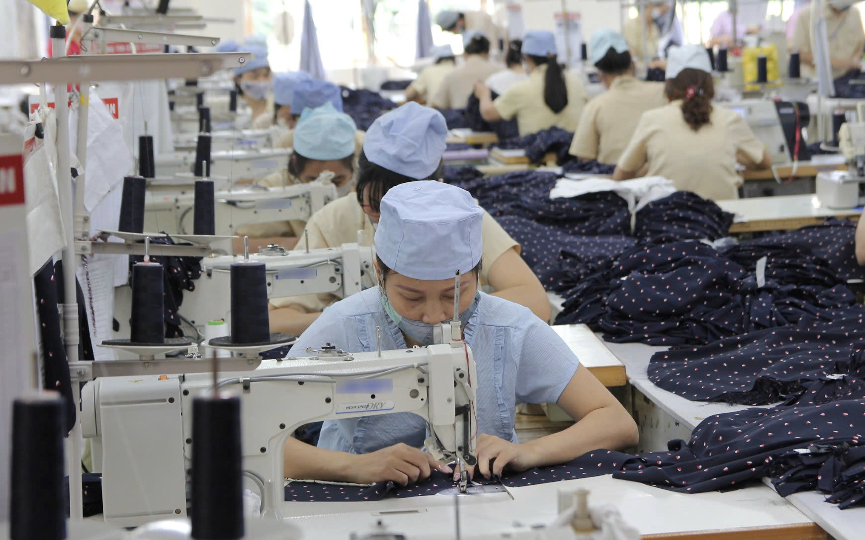 Bấp bênh việc làm sau tuổi 40