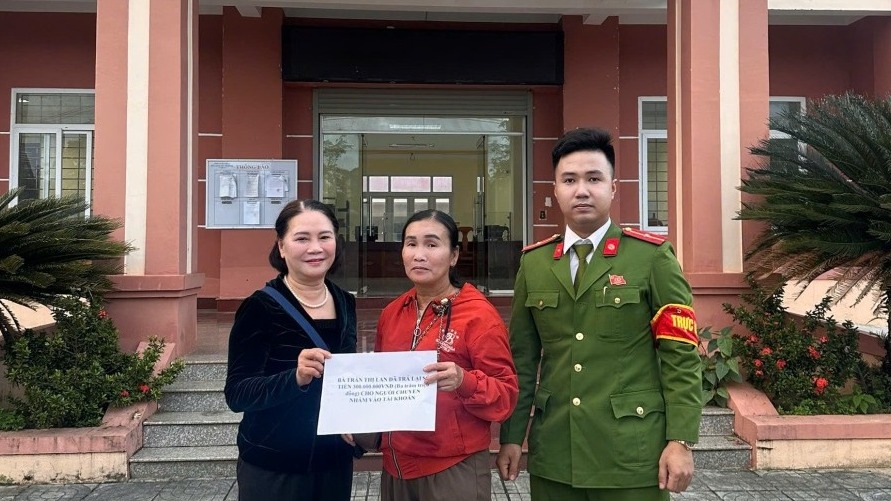 Người phụ nữ 53 tuổi nhờ C&ocirc;ng an t&igrave;m người chuyển nhầm số tiền lớn - Ảnh 1.