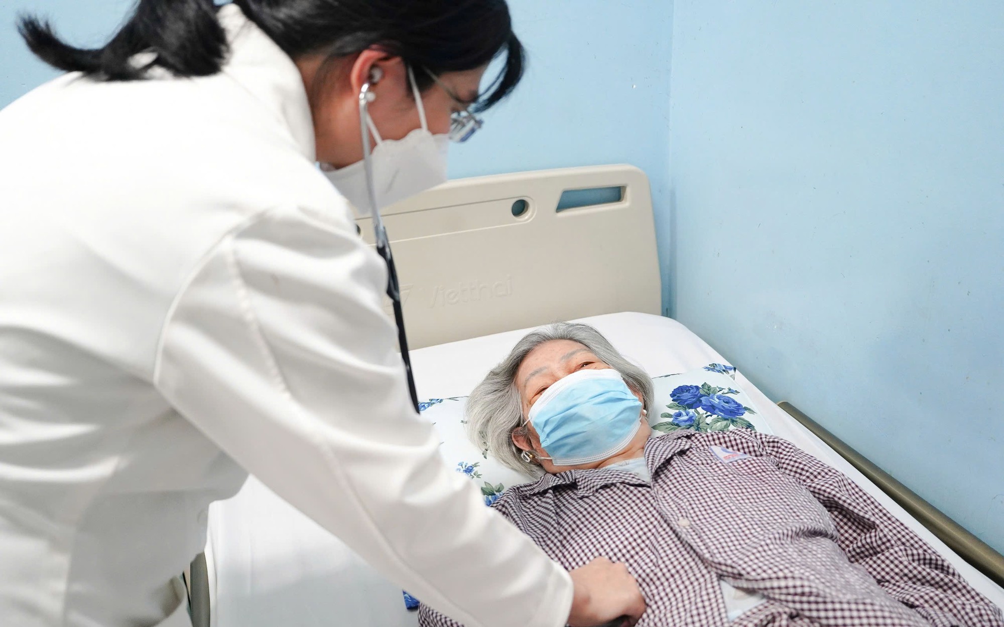 Trời lạnh, bác sĩ chỉ ra nguy cơ với người lớn tuổi