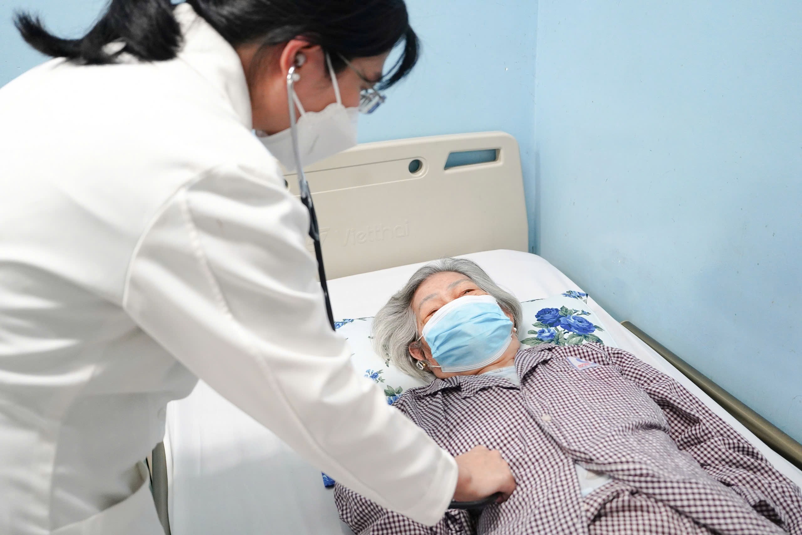 Trời lạnh, b&aacute;c sĩ chỉ ra nguy cơ ở ở người lớn tuổi - Ảnh 1.