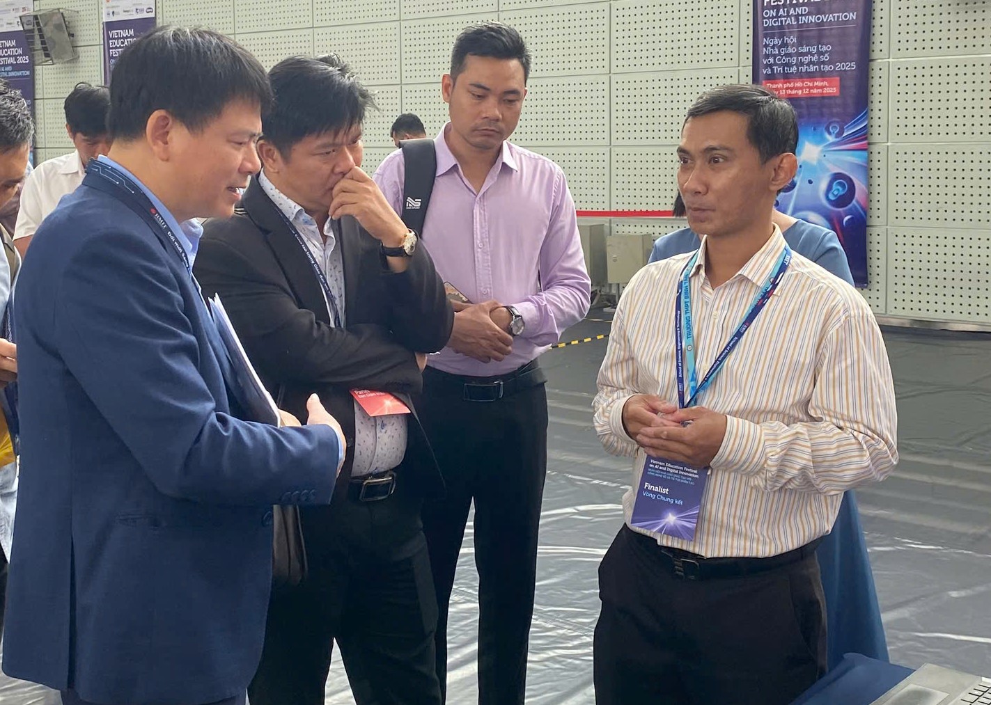 Ấn tượng "Ứng dụng AI nhận diện cảm xúc với người câm điếc" của thầy giáo vùng ven TPHCM - Ảnh 2.