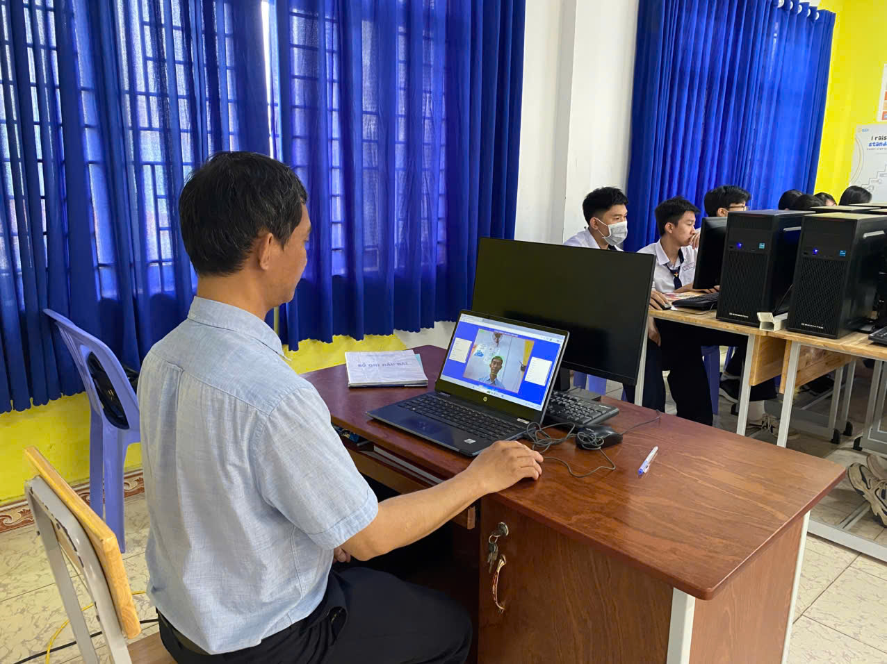 Ấn tượng "Ứng dụng AI nhận diện cảm xúc với người câm điếc" của thầy giáo vùng ven TPHCM - Ảnh 3.