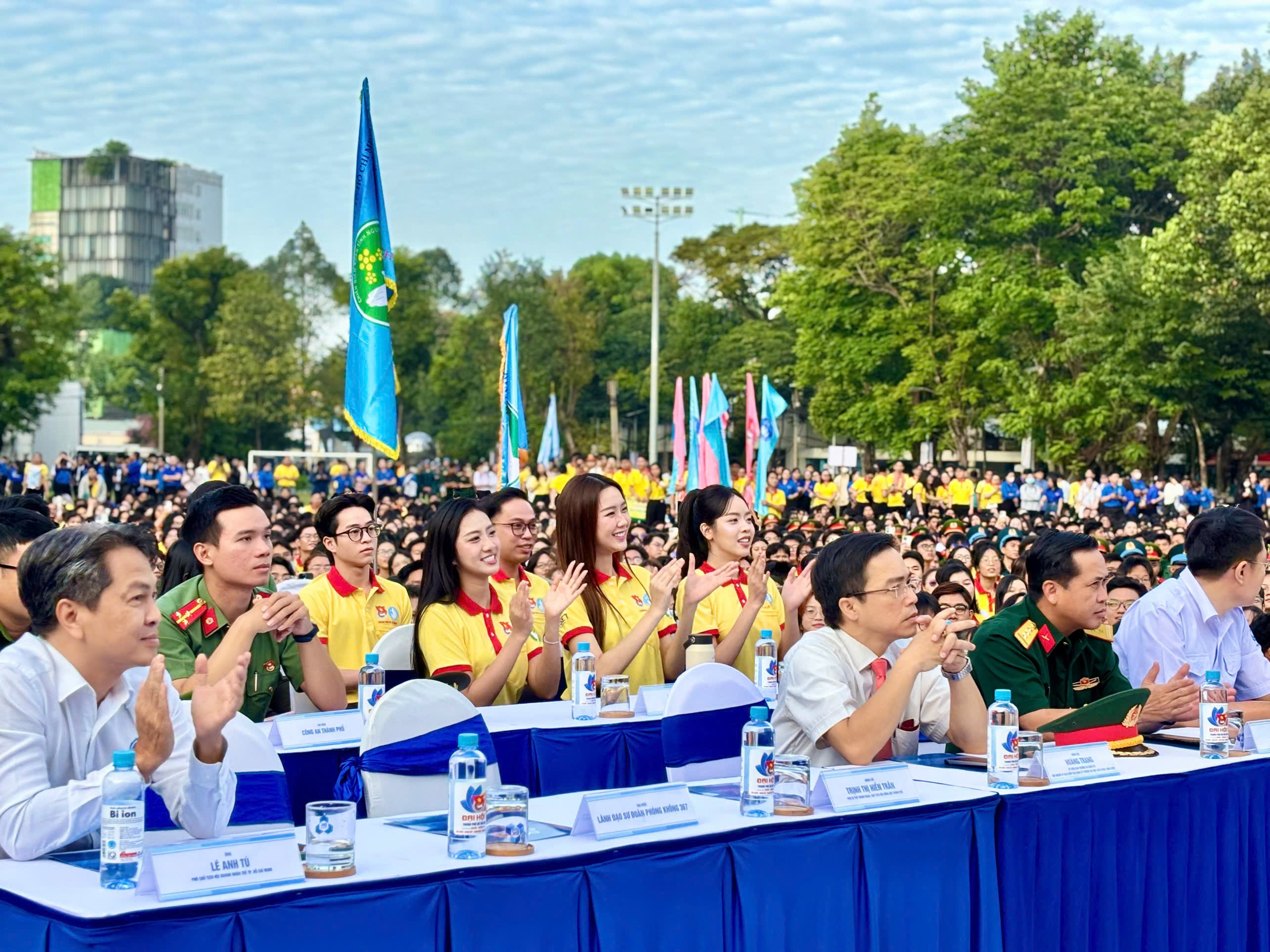 VIDEO: 500 lá cờ Tổ quốc "tiếp lửa" Xuân tình nguyện 2026 - Ảnh 4.