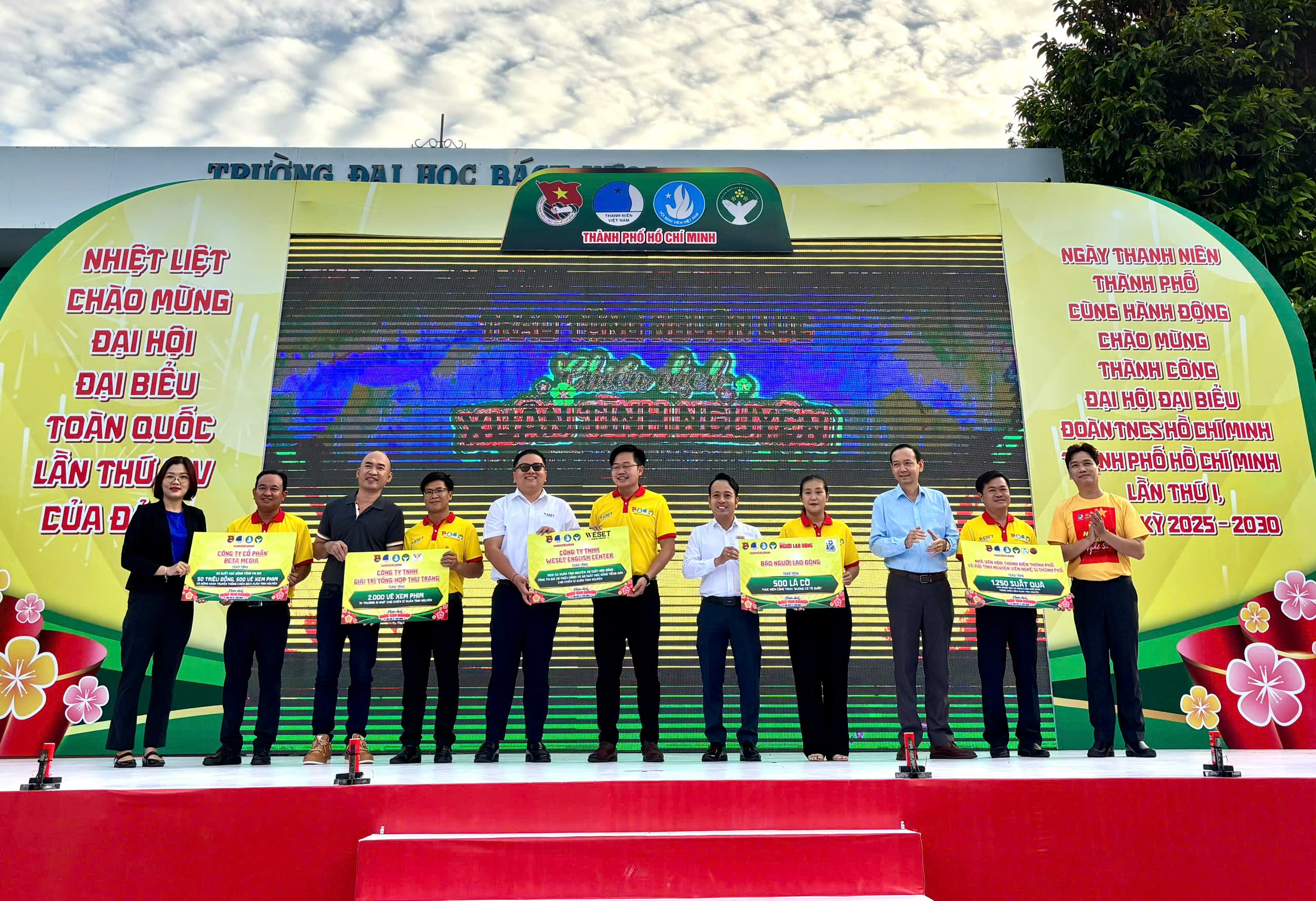VIDEO: 500 lá cờ Tổ quốc "tiếp lửa" Xuân tình nguyện 2026 - Ảnh 3.