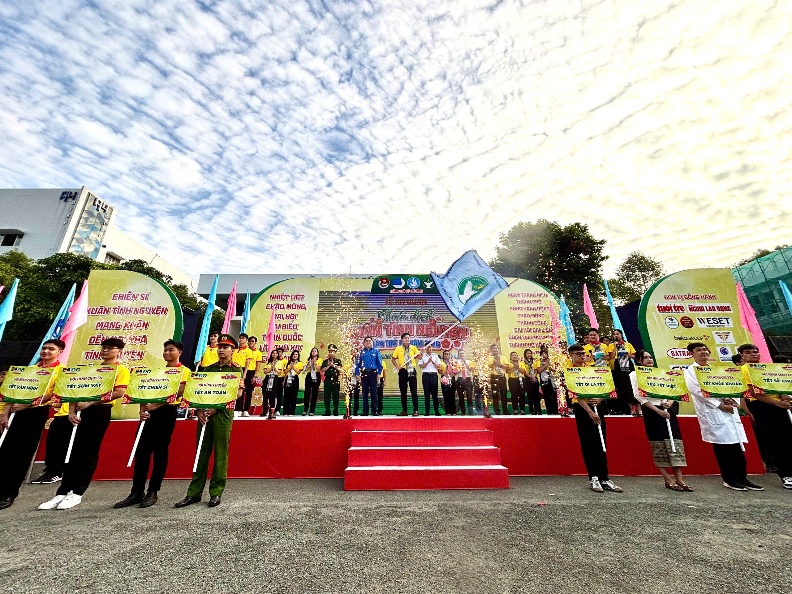 VIDEO: 500 lá cờ Tổ quốc "tiếp lửa" Xuân tình nguyện 2026 - Ảnh 1.