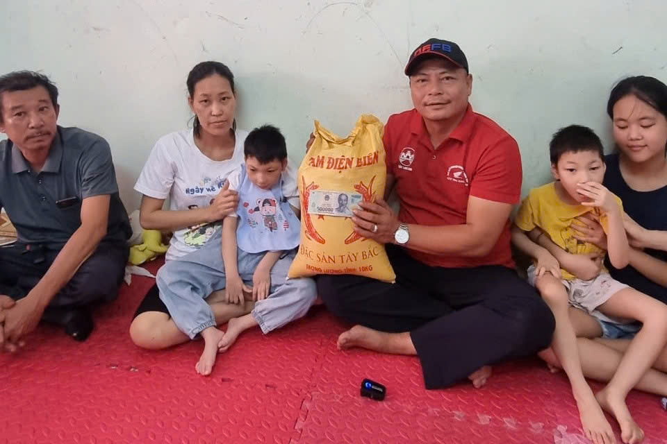 B&agrave;i dự thi cuộc thi viết "L&ograve;ng tốt quanh ta": "G&atilde; g&agrave;n" v&agrave; những "chuyến xe 0 đồng" - Ảnh 2.