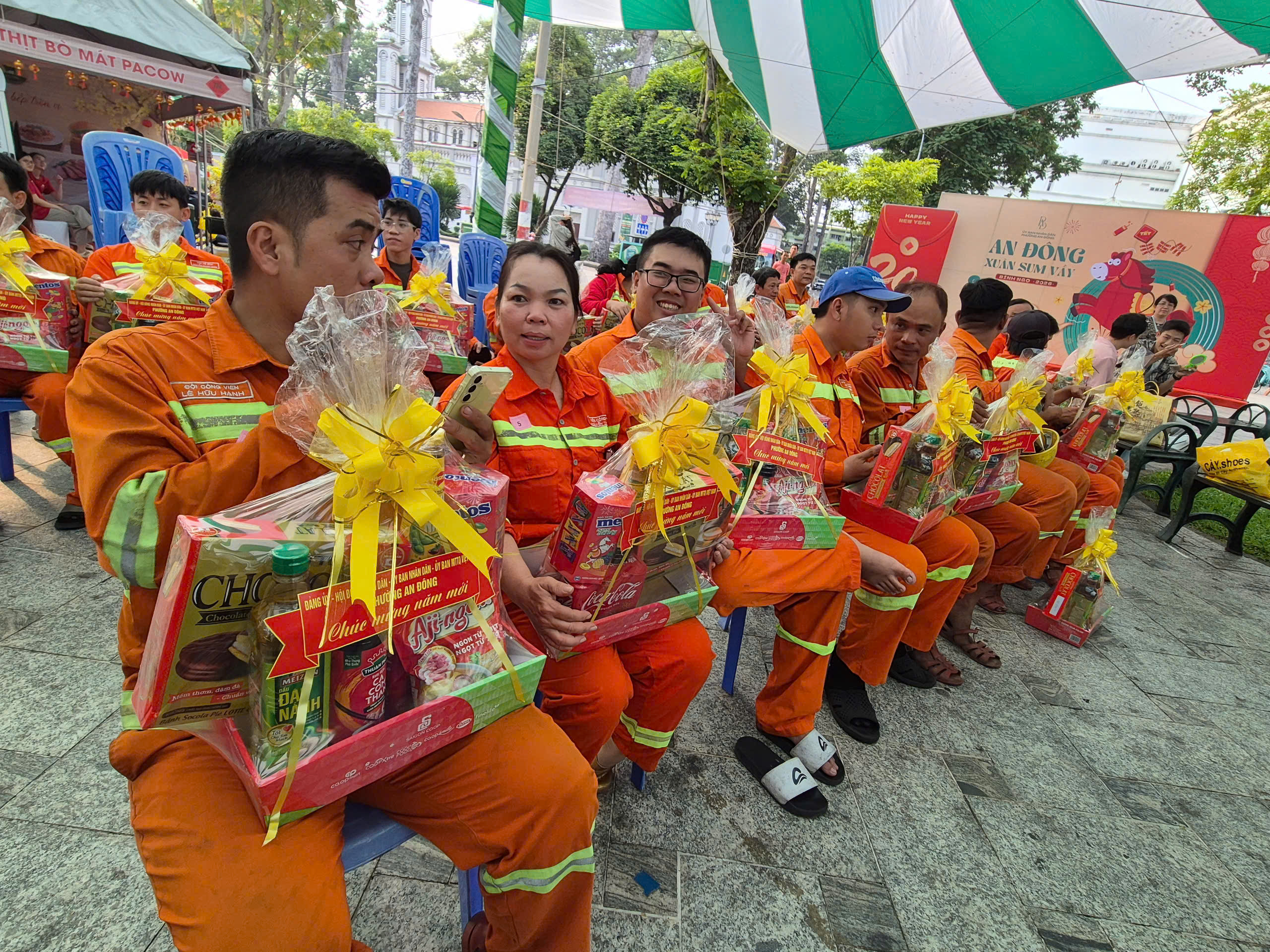 L&atilde;nh đạo TPHCM tặng qu&agrave; tết cho lao động kh&oacute; khăn ở phường An Đ&ocirc;ng - Ảnh 2.