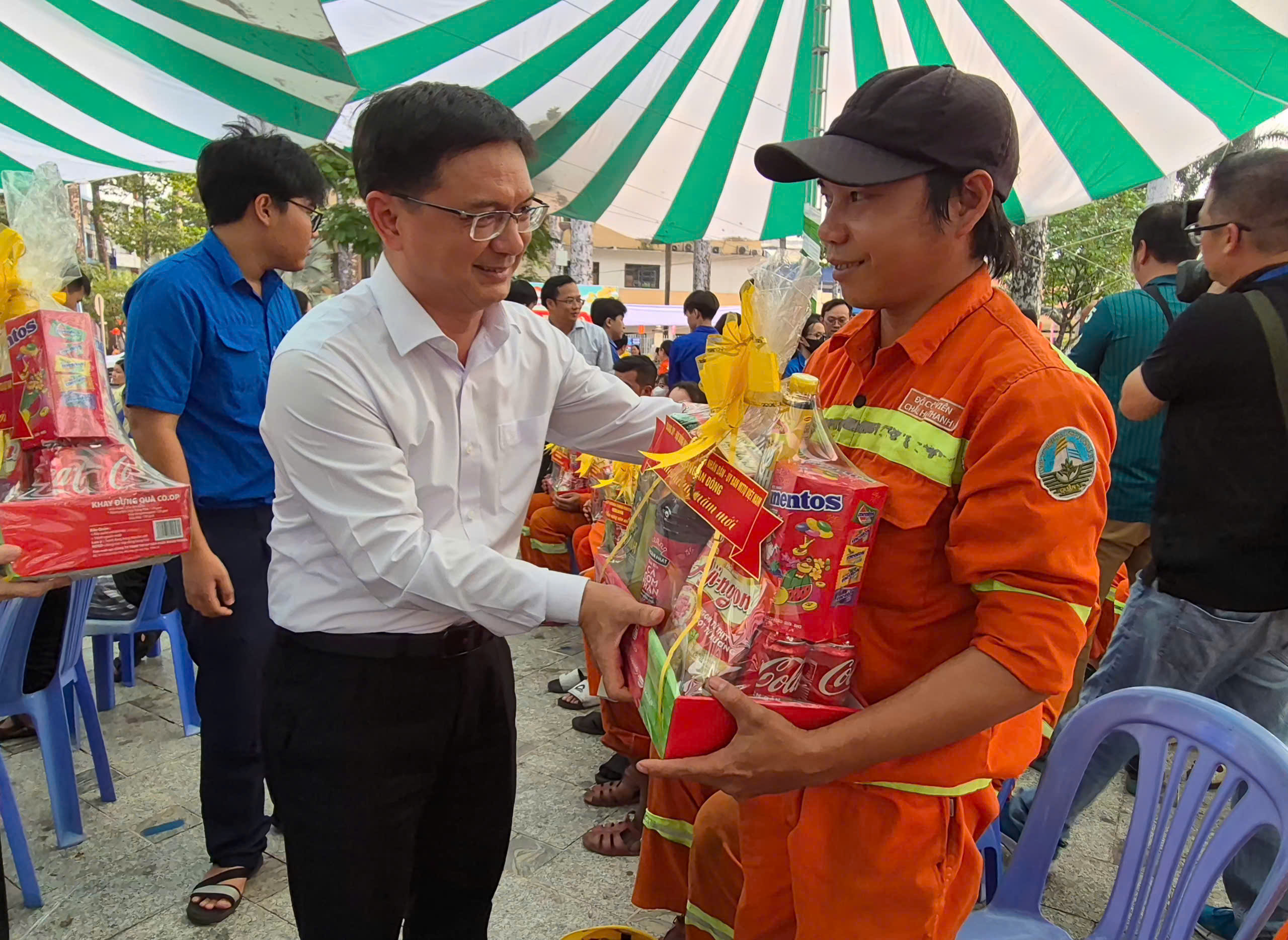 L&atilde;nh đạo TPHCM tặng qu&agrave; tết cho lao động kh&oacute; khăn ở phường An Đ&ocirc;ng - Ảnh 1.