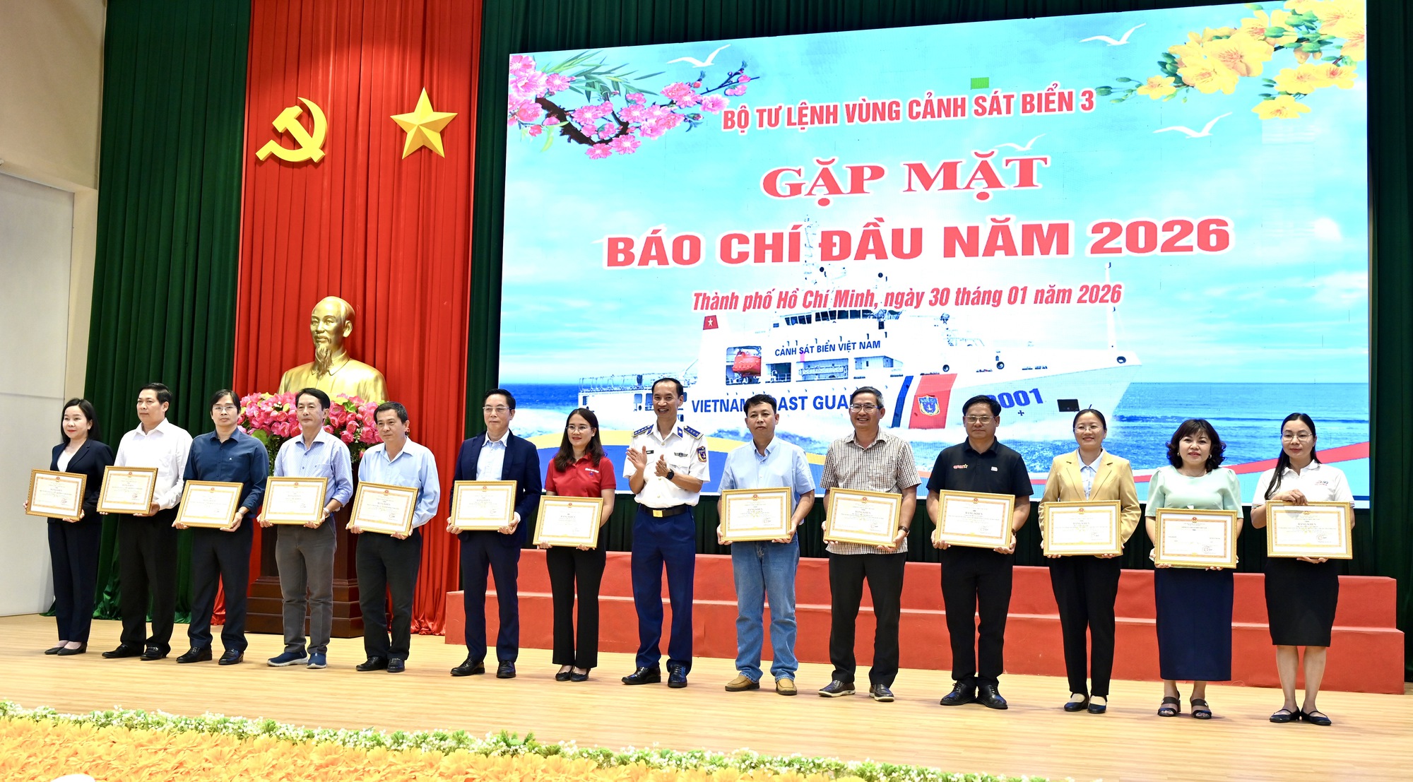 Báo Người Lao Động nhận bằng khen của Cảnh sát biển Việt Nam - Ảnh 2.