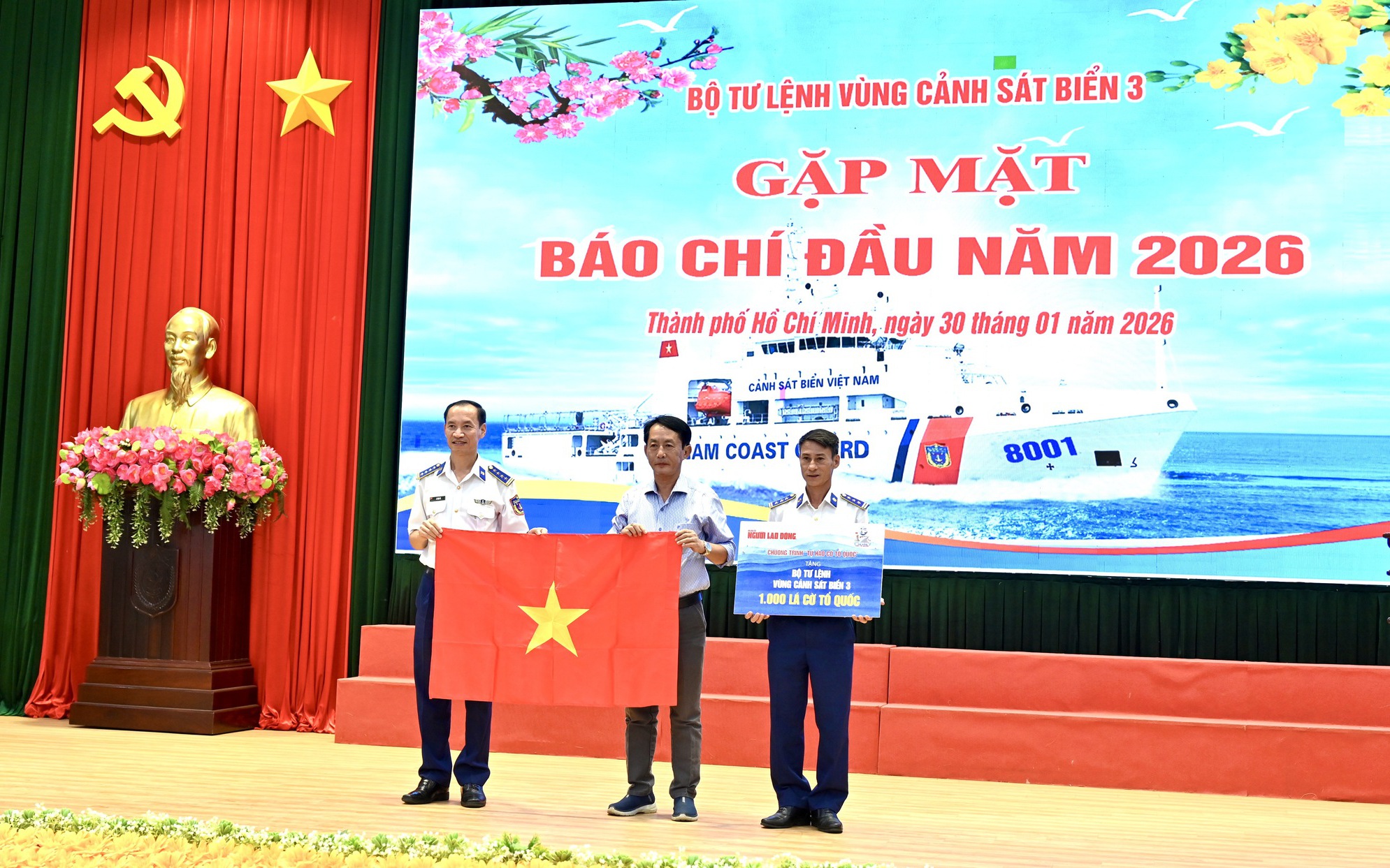 Báo Người Lao Động nhận bằng khen của Cảnh sát biển Việt Nam