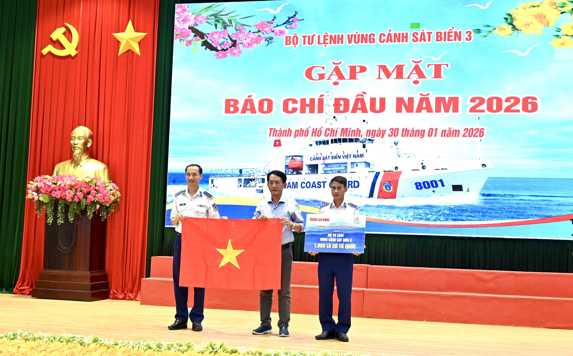 Báo Người Lao Động nhận bằng khen của Cảnh sát biển Việt Nam - Ảnh 1.