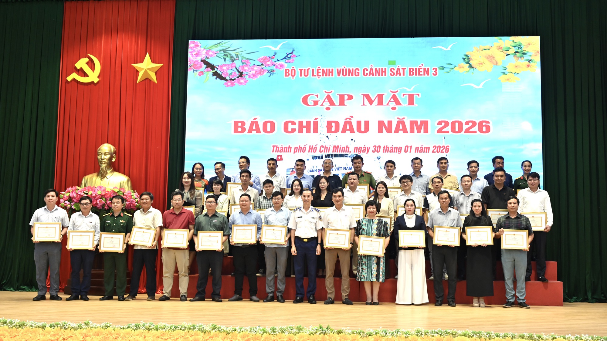 Báo Người Lao Động nhận bằng khen của Cảnh sát biển Việt Nam - Ảnh 3.