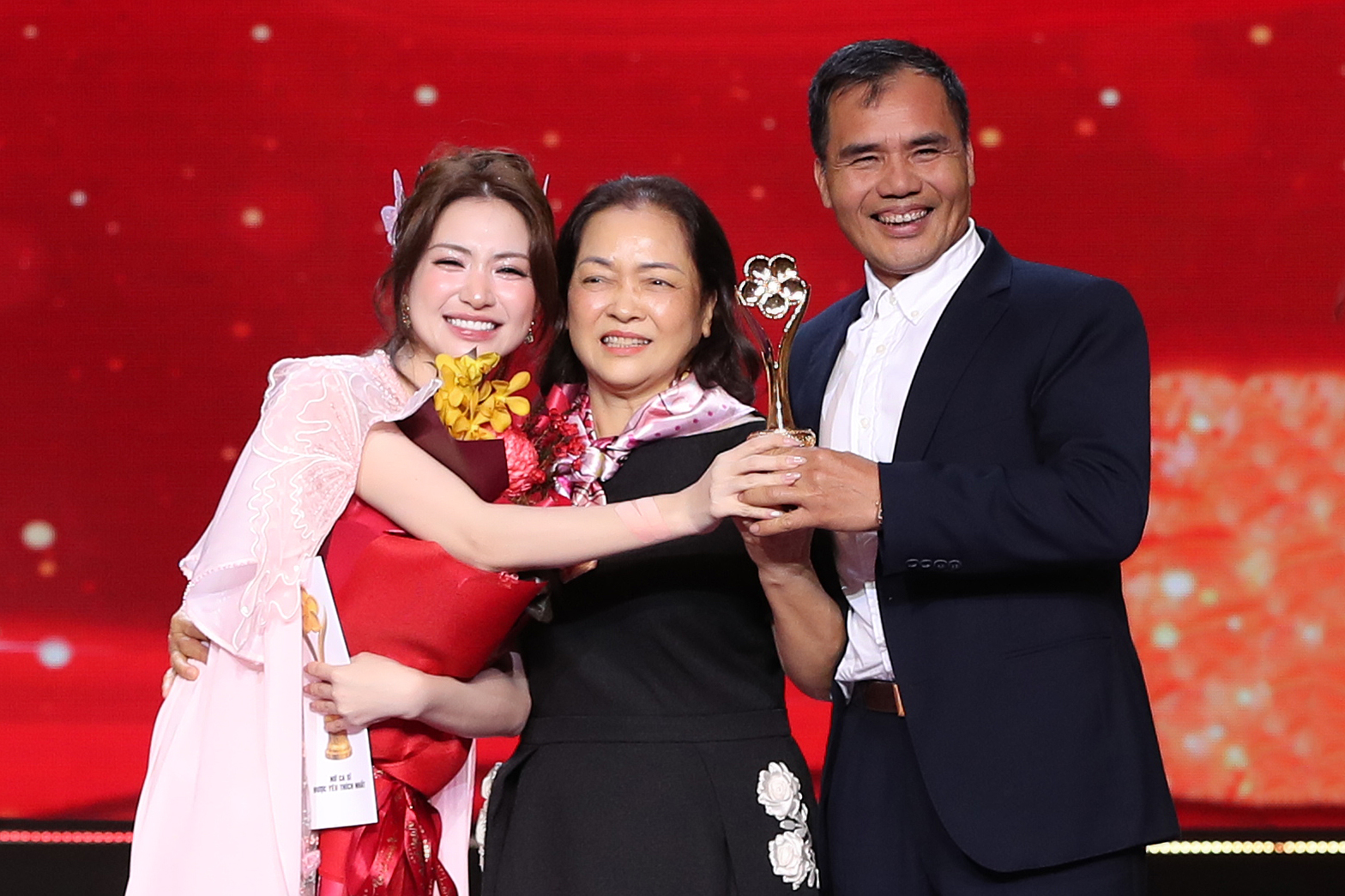 Khoảnh khắc chung vui trong v&ograve;ng tay người h&acirc;m mộ tại Lễ trao giải Mai V&agrave;ng lần thứ 31 - Ảnh 4.